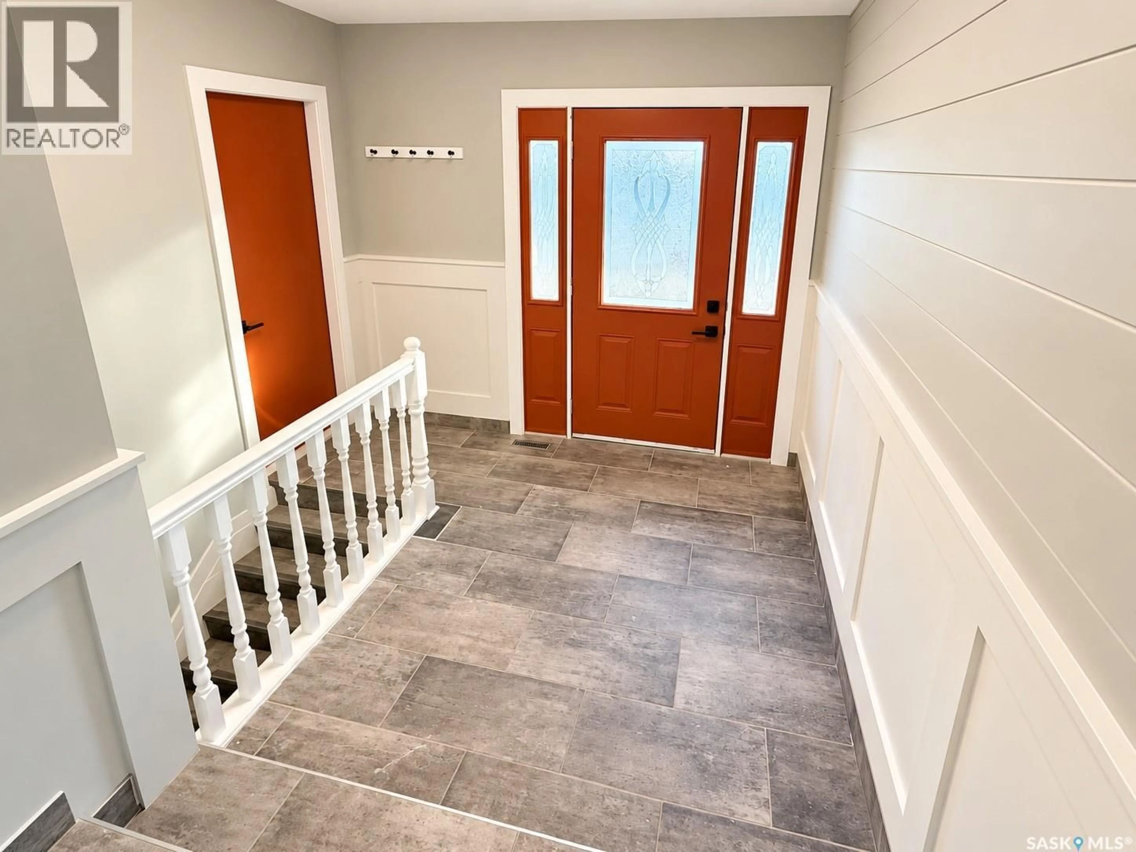 Indoor entryway for 5810 SHERWOOD DRIVE, Regina Saskatchewan S4T6Y7