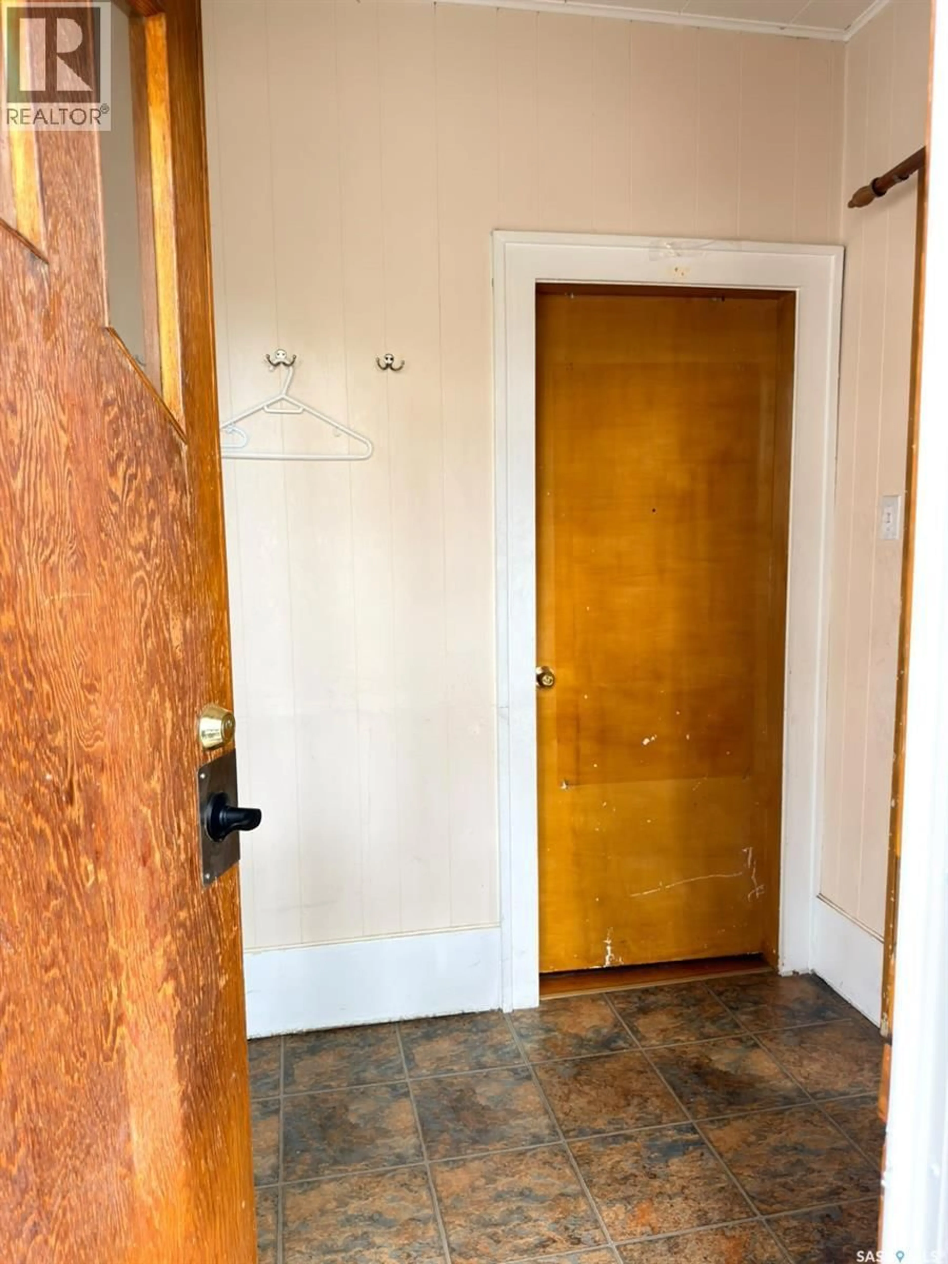 Indoor entryway for 1607 ATHOL STREET, Regina Saskatchewan S4T3E2