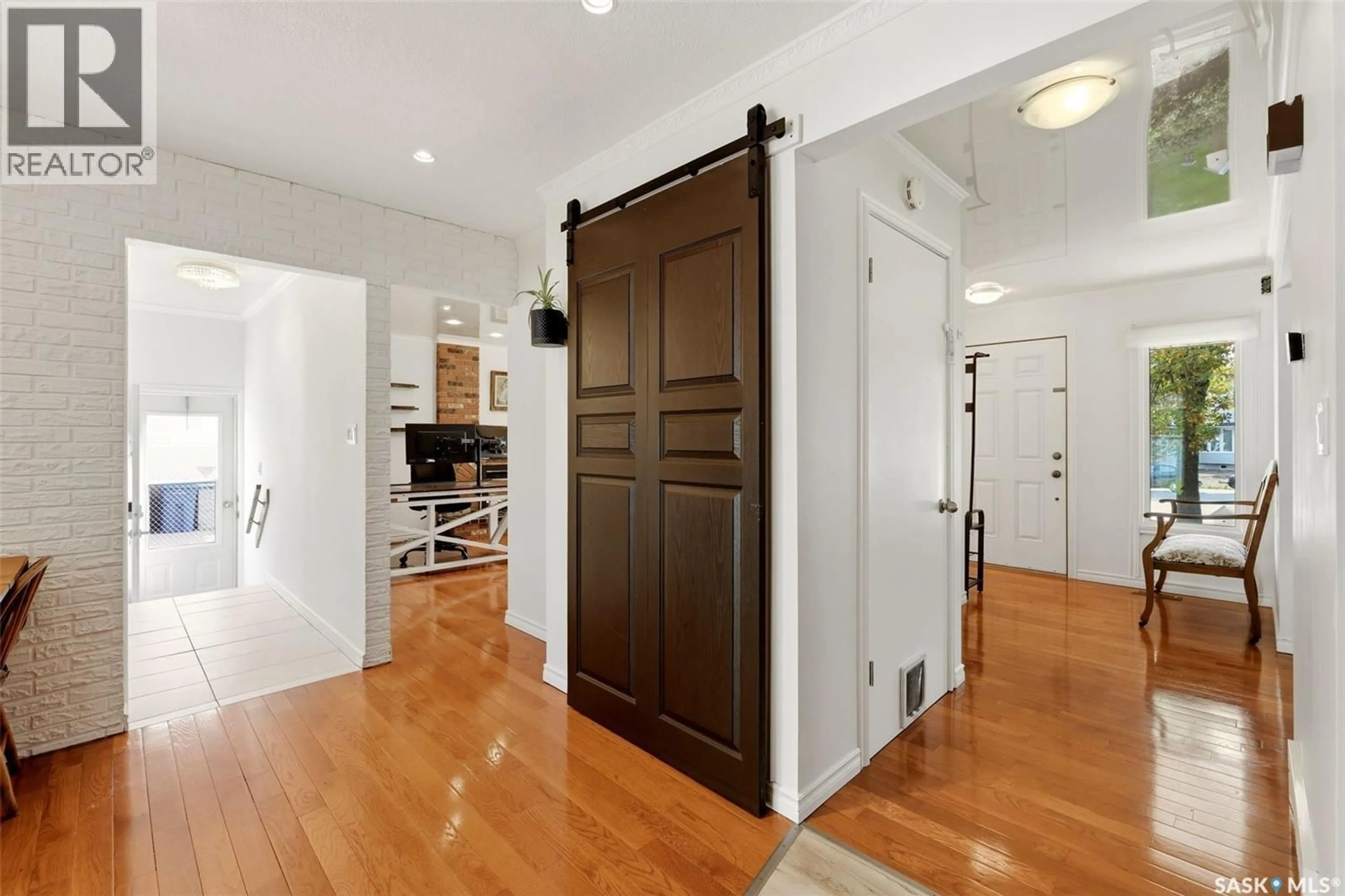 Indoor entryway for 6218 SHERWOOD DRIVE, Regina Saskatchewan S4T7G2