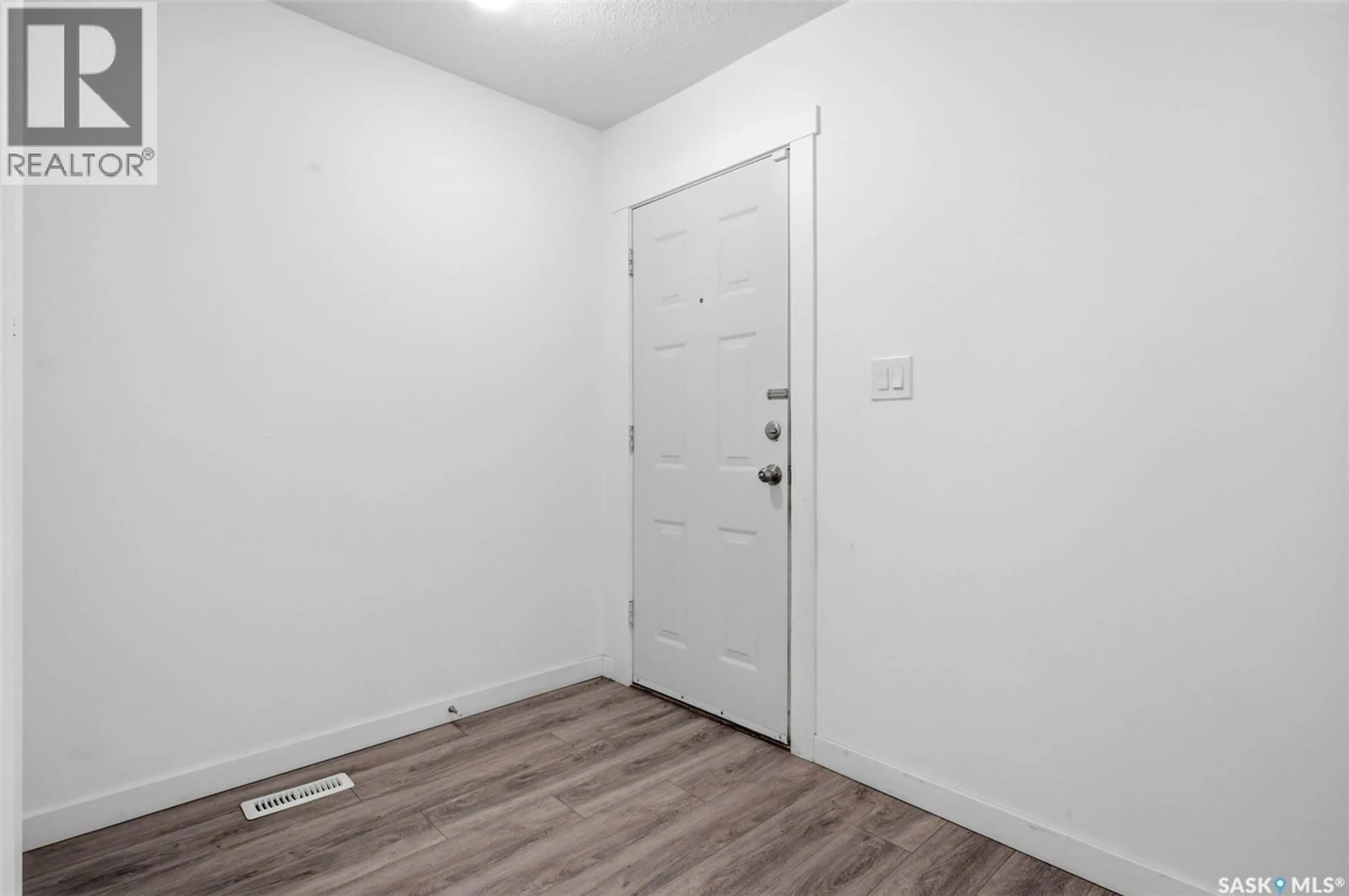 Indoor entryway for 1502 GROSVENOR STREET, Regina Saskatchewan S4N4C6