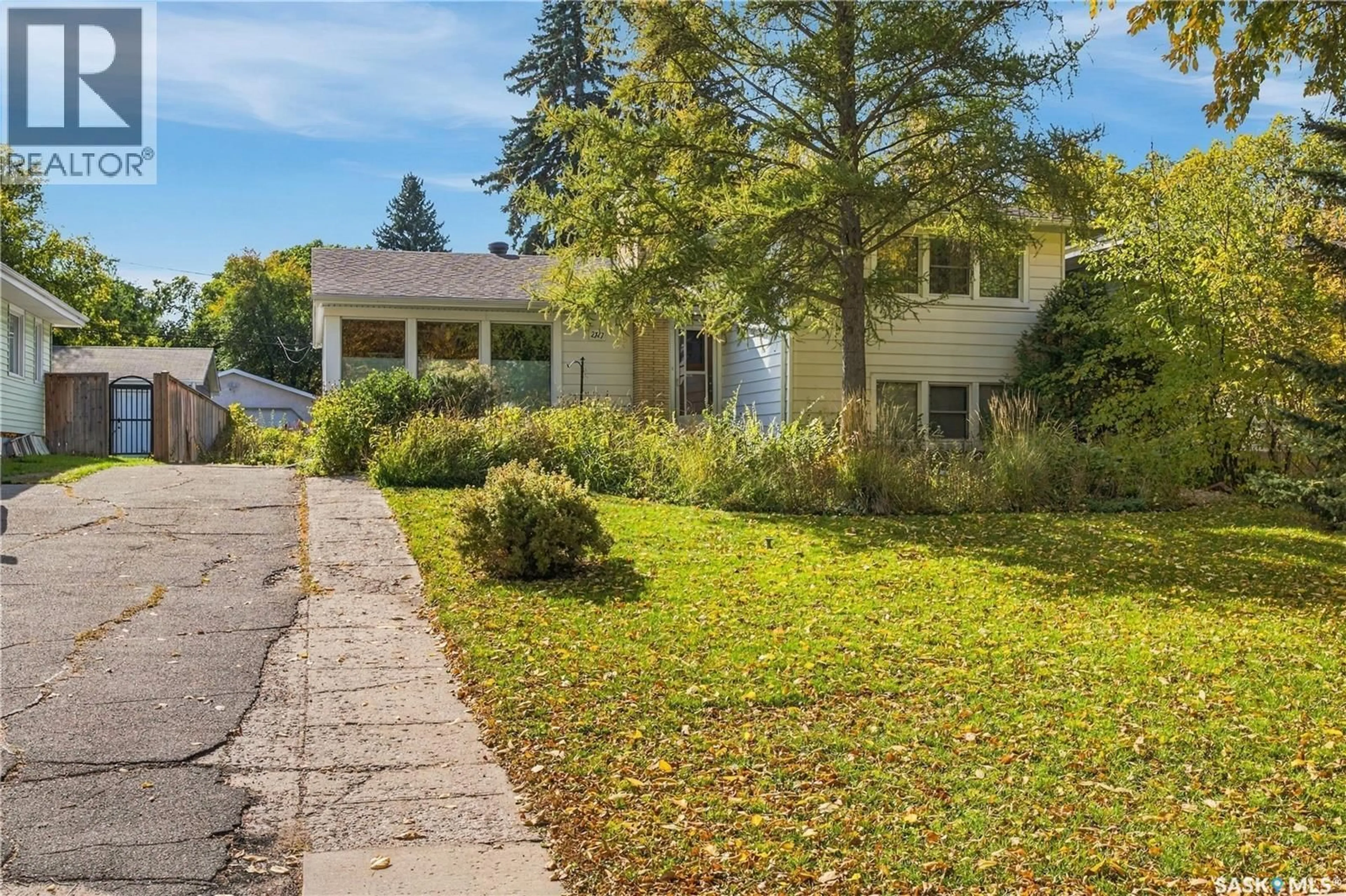 A pic from outside/outdoor area/front of a property/back of a property/a pic from drone, street for 2727 ASSINIBOINE AVENUE, Regina Saskatchewan S4S1C7