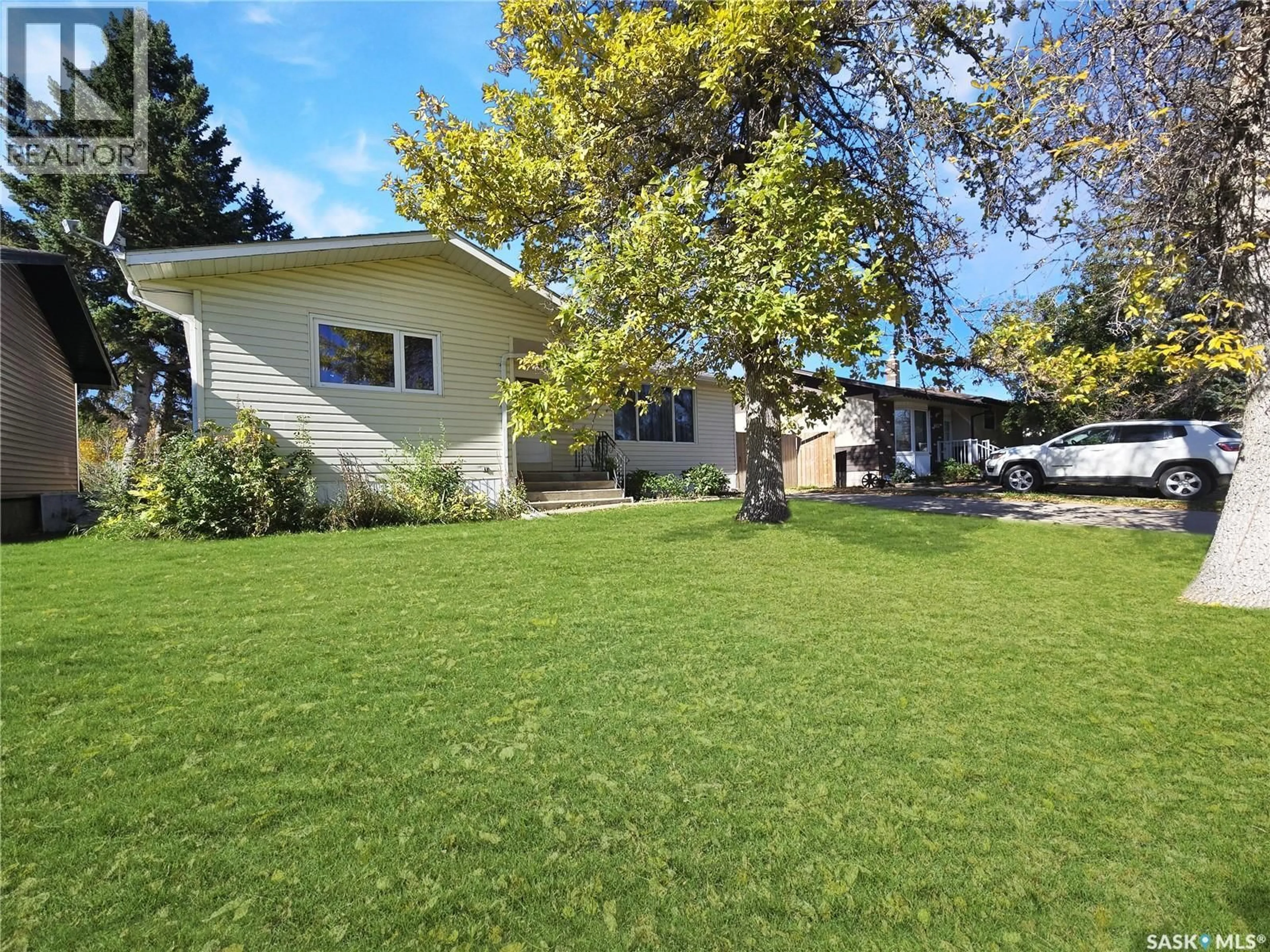 A pic from outside/outdoor area/front of a property/back of a property/a pic from drone, street for 366 HUDSON AVENUE, Fort Qu'Appelle Saskatchewan S0G1S0