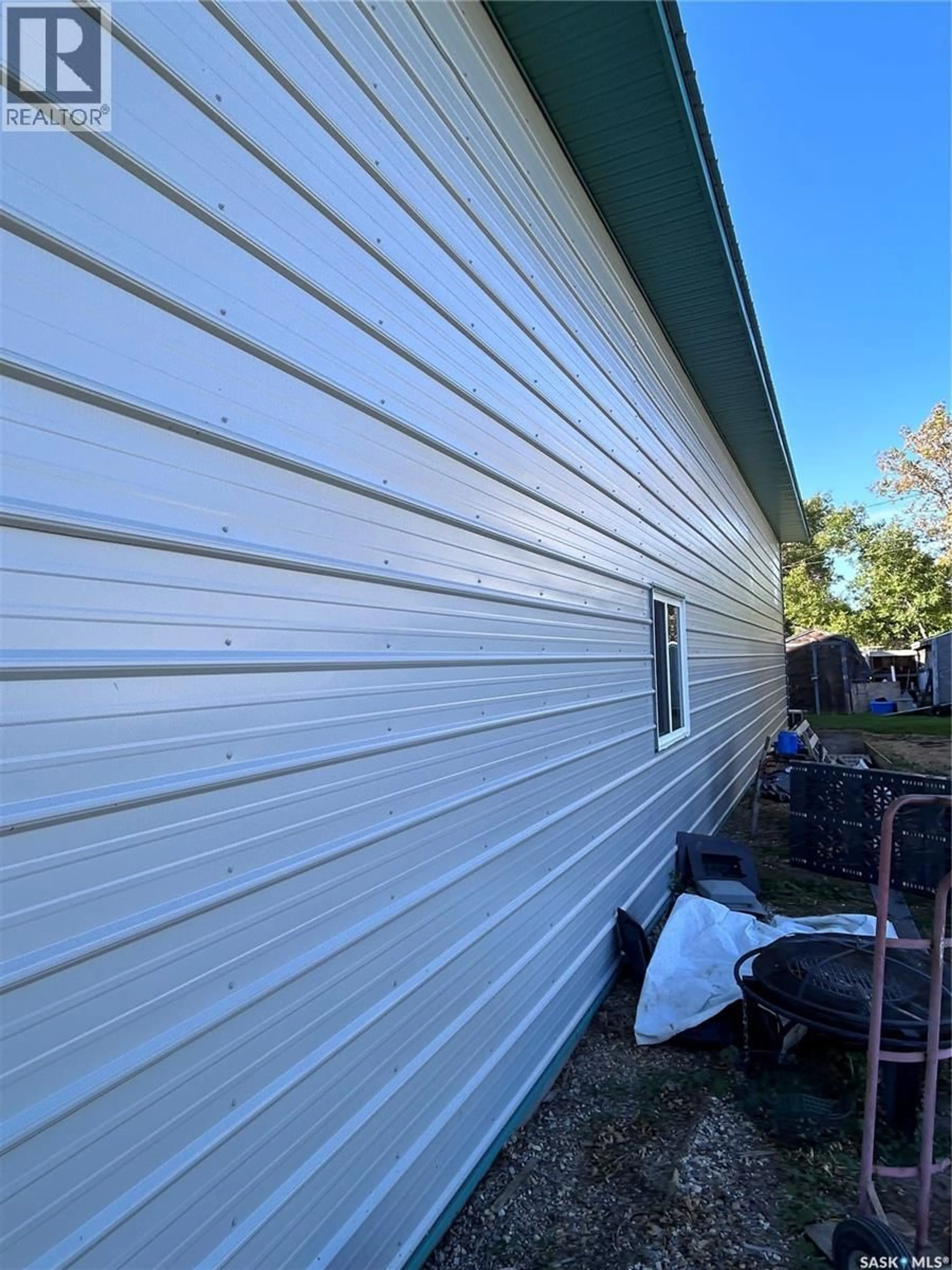 Home with vinyl exterior material, building for 207 1ST STREET, North Portal Saskatchewan S0C1W0
