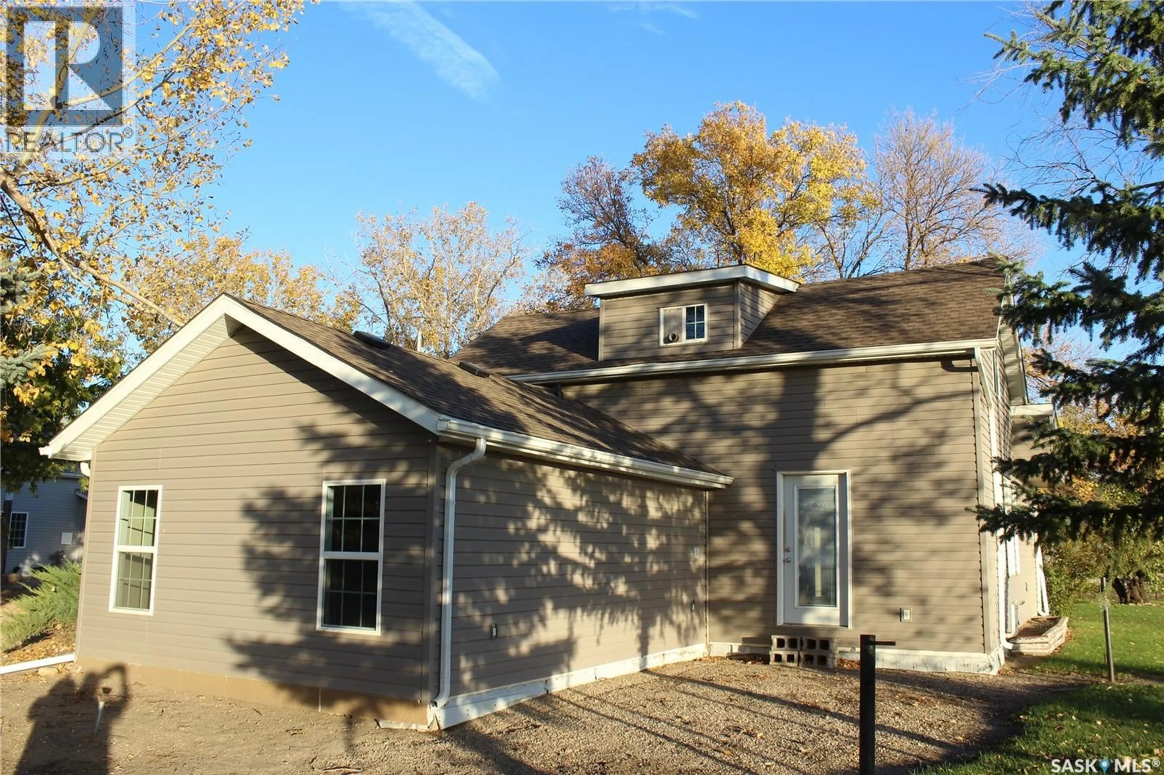 Home with vinyl exterior material, unknown for 102 MAINPRIZE STREET, Midale Saskatchewan S0C1S0