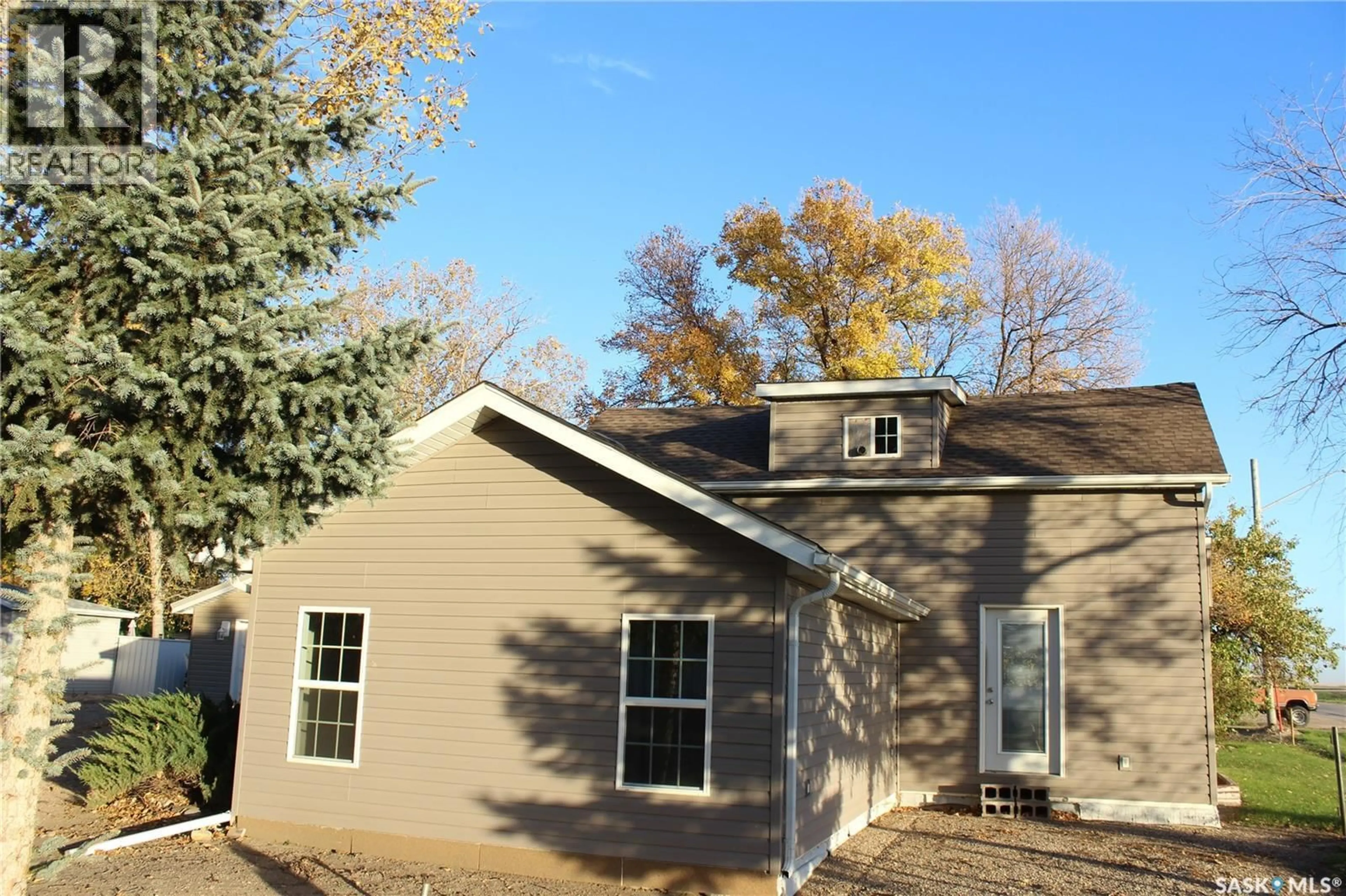 Home with vinyl exterior material, unknown for 102 MAINPRIZE STREET, Midale Saskatchewan S0C1S0