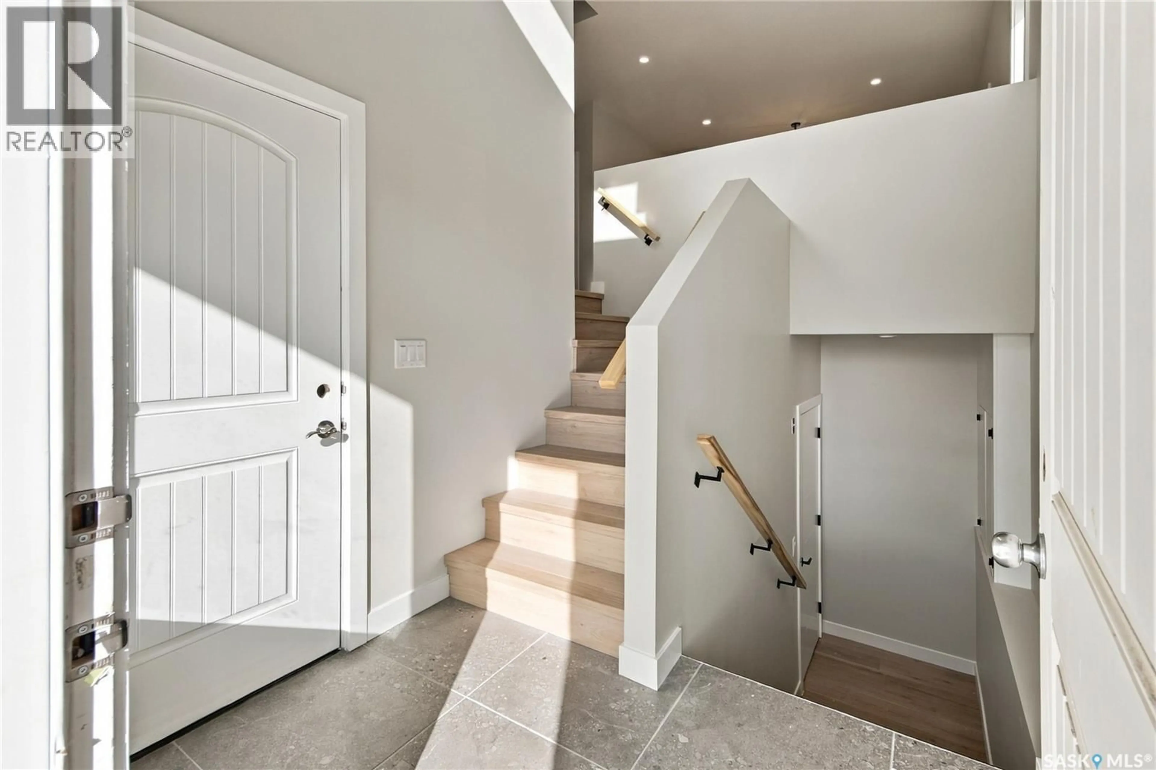Indoor entryway for 526 KINLOCH COURT, Saskatoon Saskatchewan S7M5X1