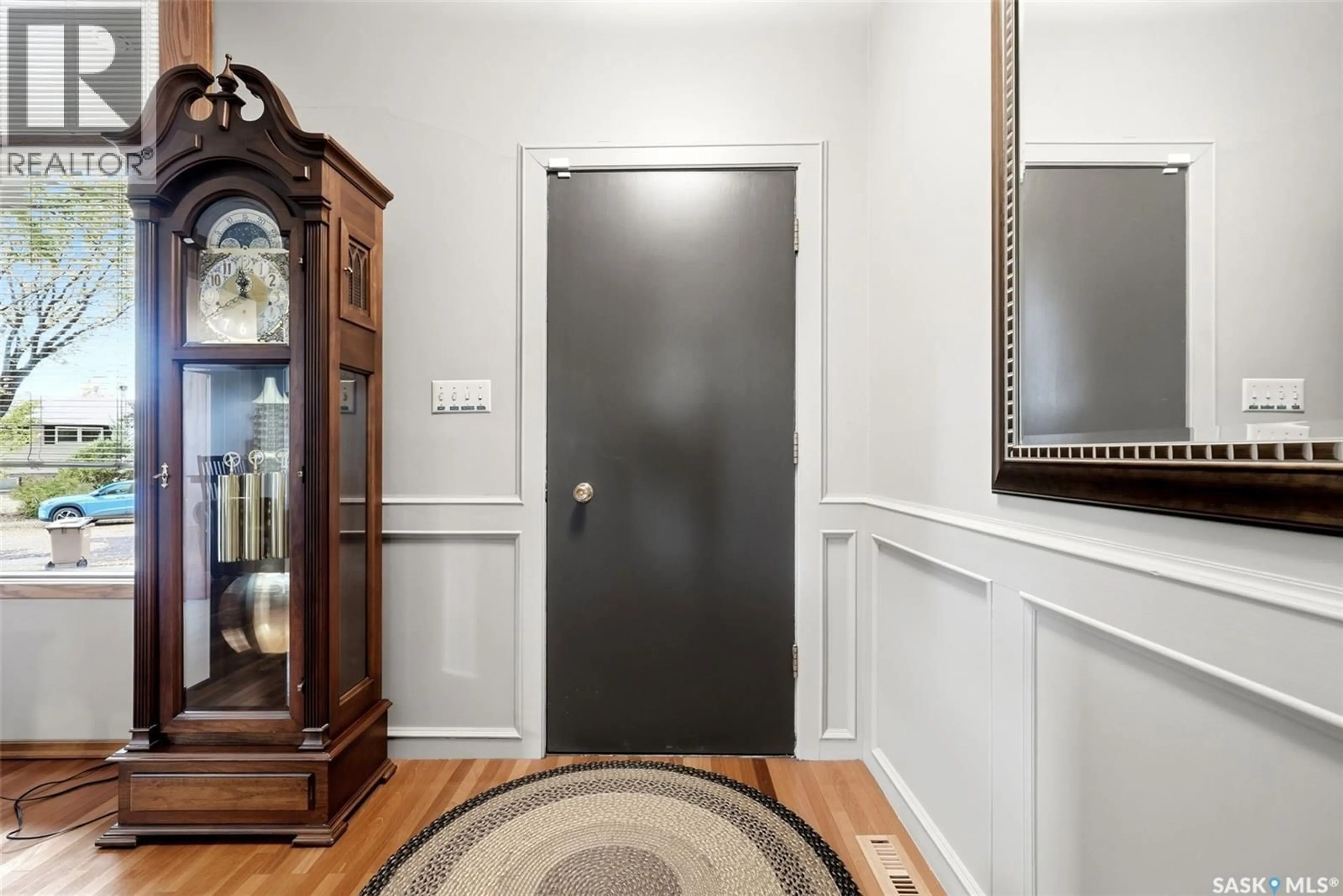 Indoor entryway for 98 HUDSON DRIVE, Regina Saskatchewan S4S2W8
