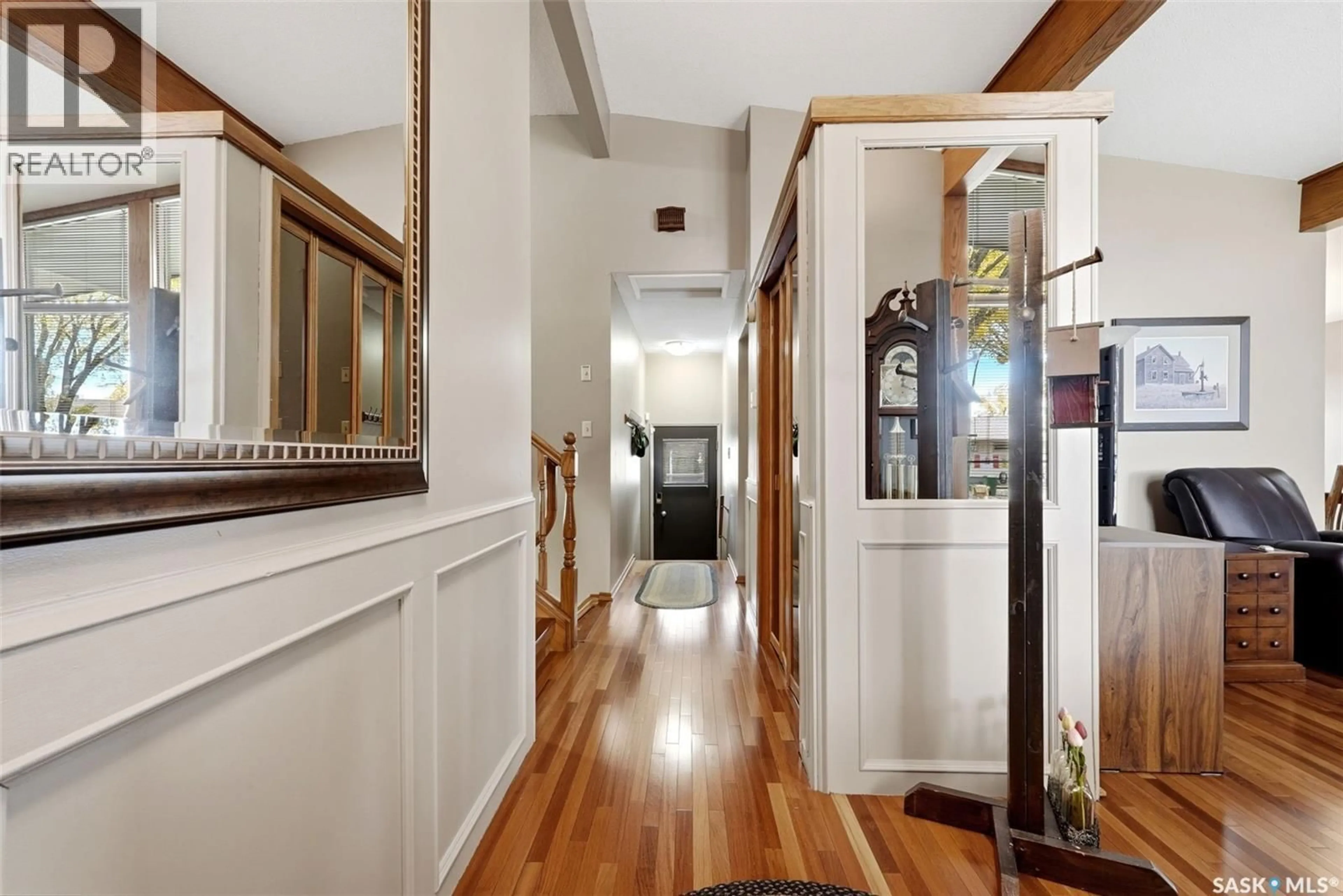 Indoor foyer for 98 HUDSON DRIVE, Regina Saskatchewan S4S2W8