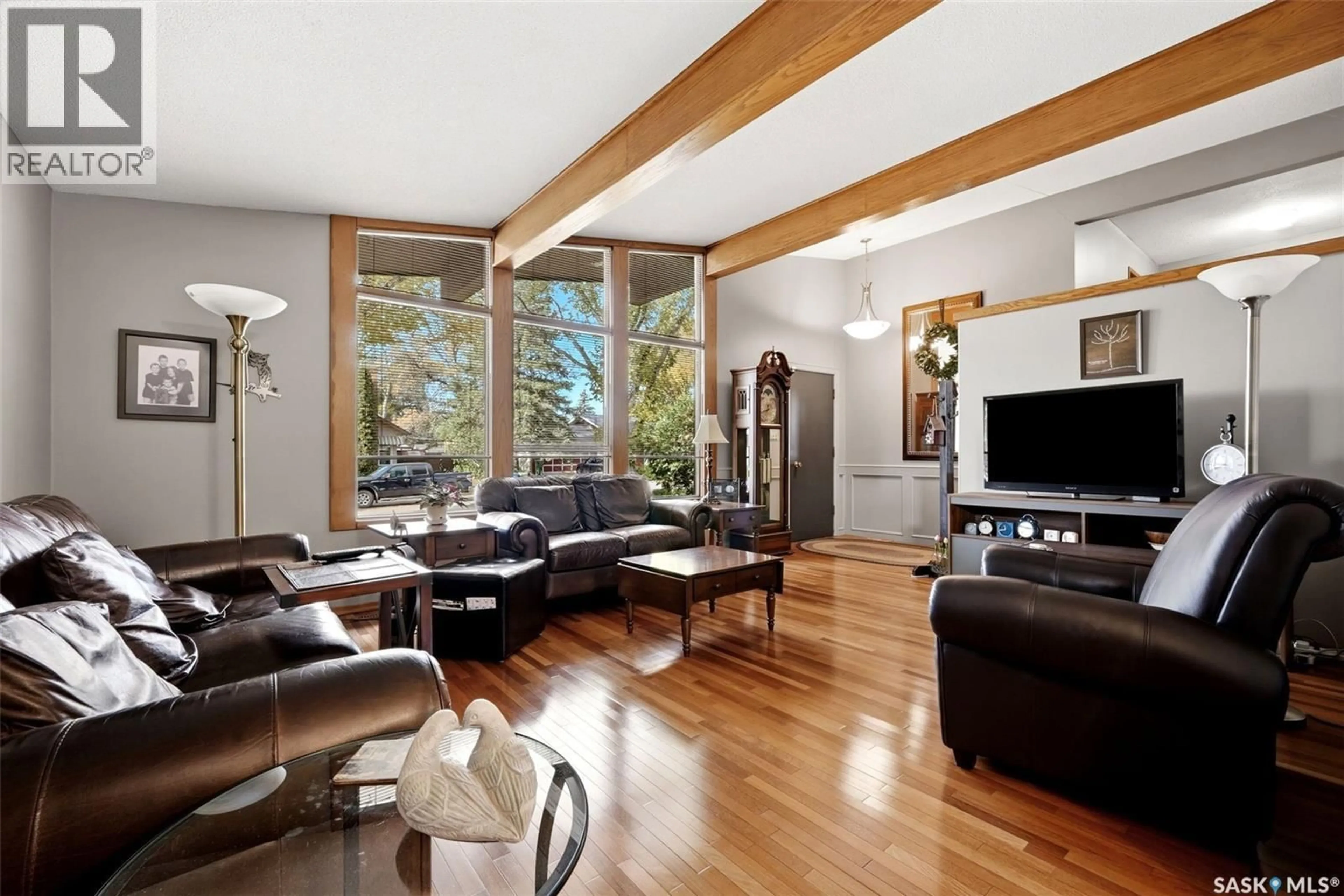 Living room with furniture, wood/laminate floor for 98 HUDSON DRIVE, Regina Saskatchewan S4S2W8