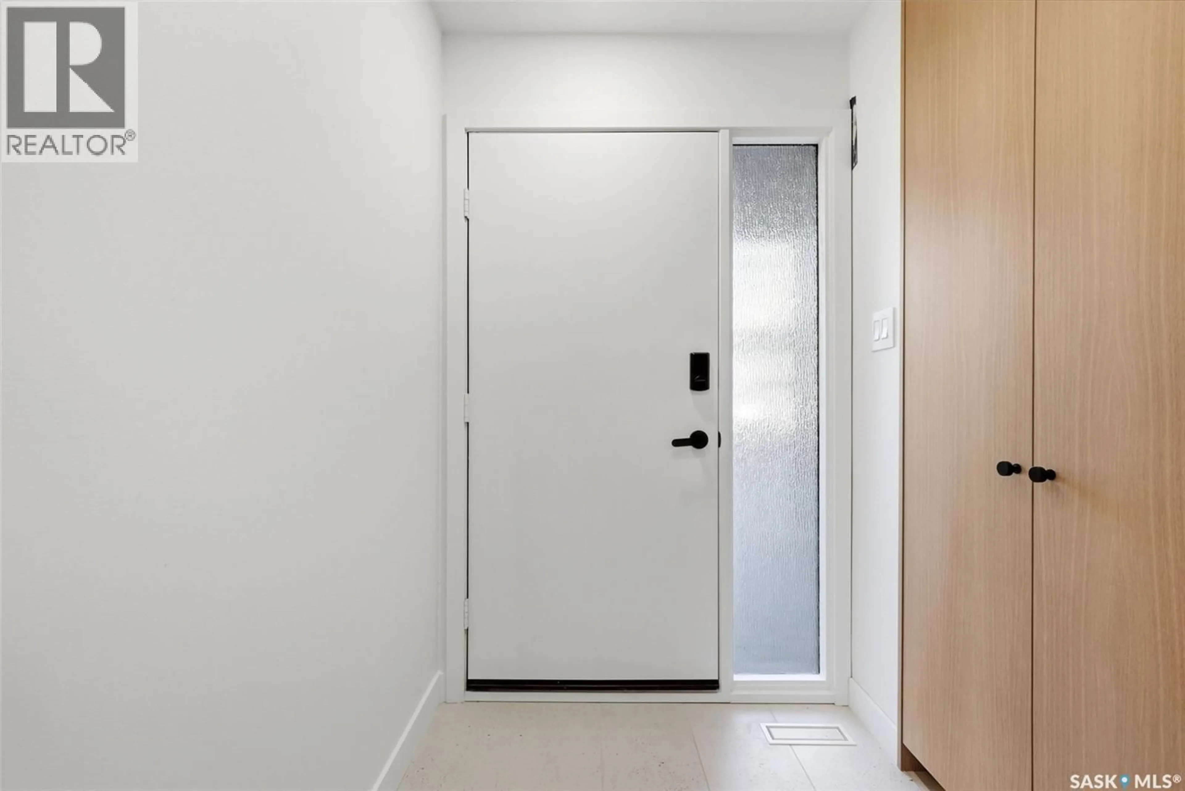 Indoor entryway for 27 QUINCY DRIVE, Regina Saskatchewan S4S6L7