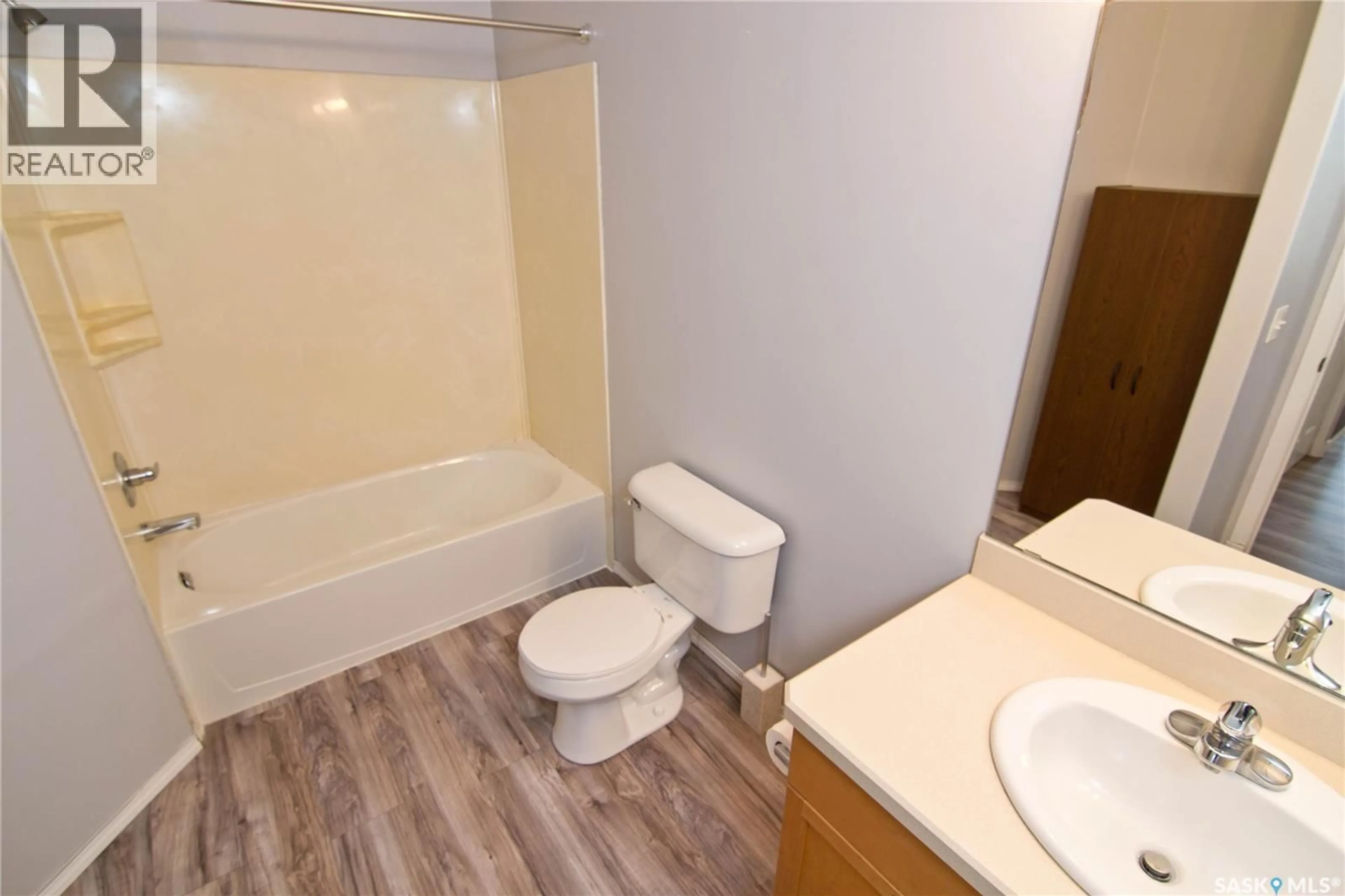 Standard bathroom, unknown for 1049 BIRCHWOOD PLACE, Regina Saskatchewan S4S7L1