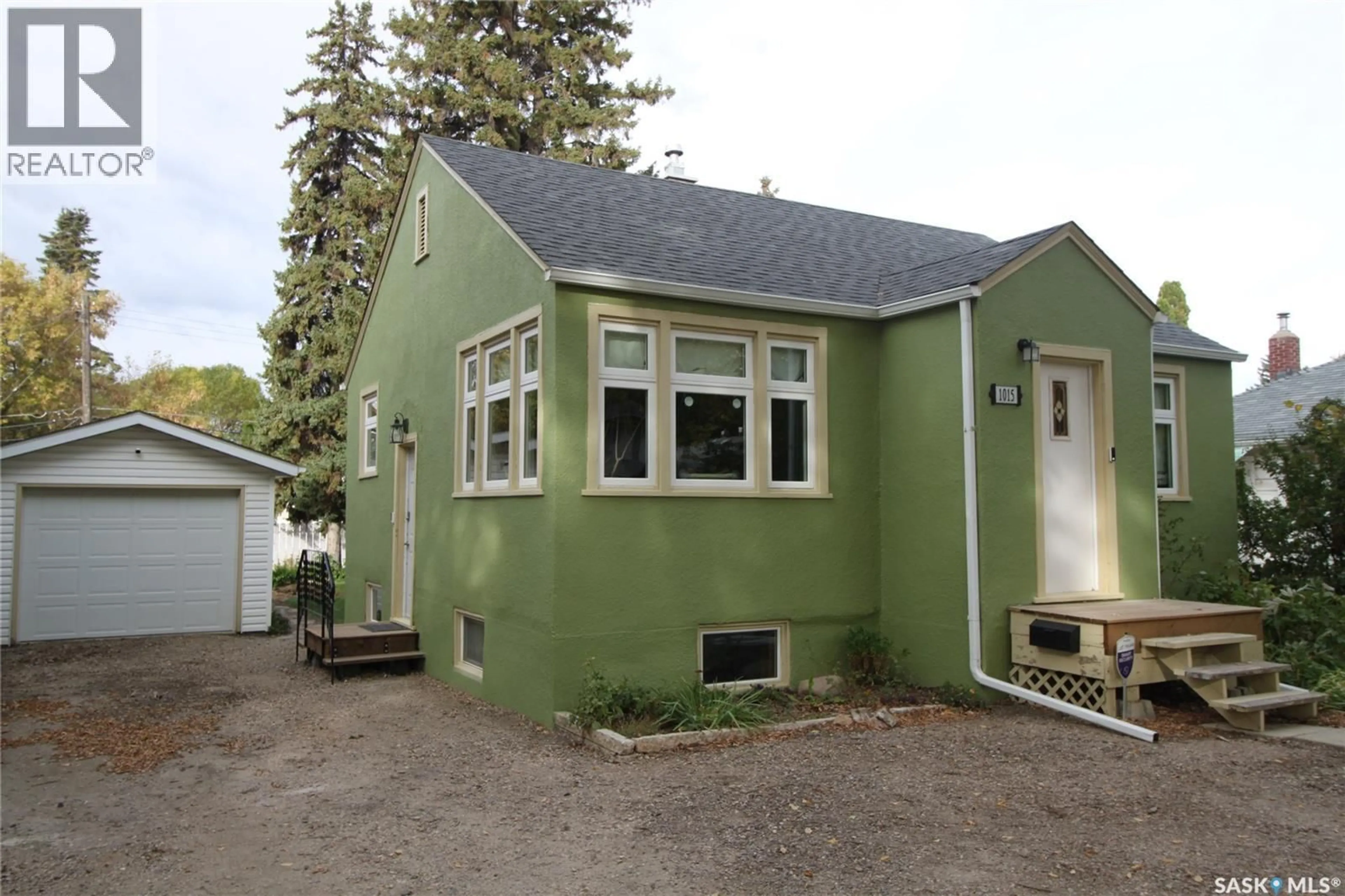 Home with vinyl exterior material, street for 1015 H AVENUE, Saskatoon Saskatchewan S7L2C7