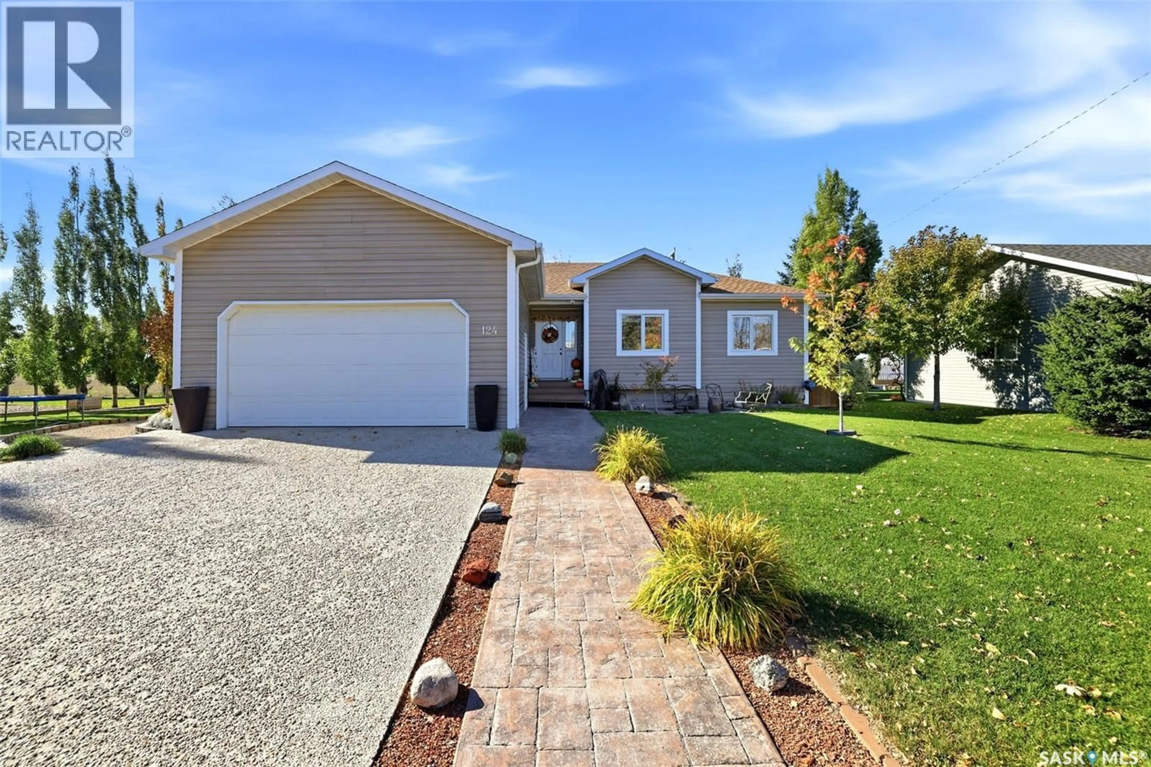 Home with vinyl exterior material, street for 124 2ND AVENUE, Montmartre Saskatchewan S0G3M0