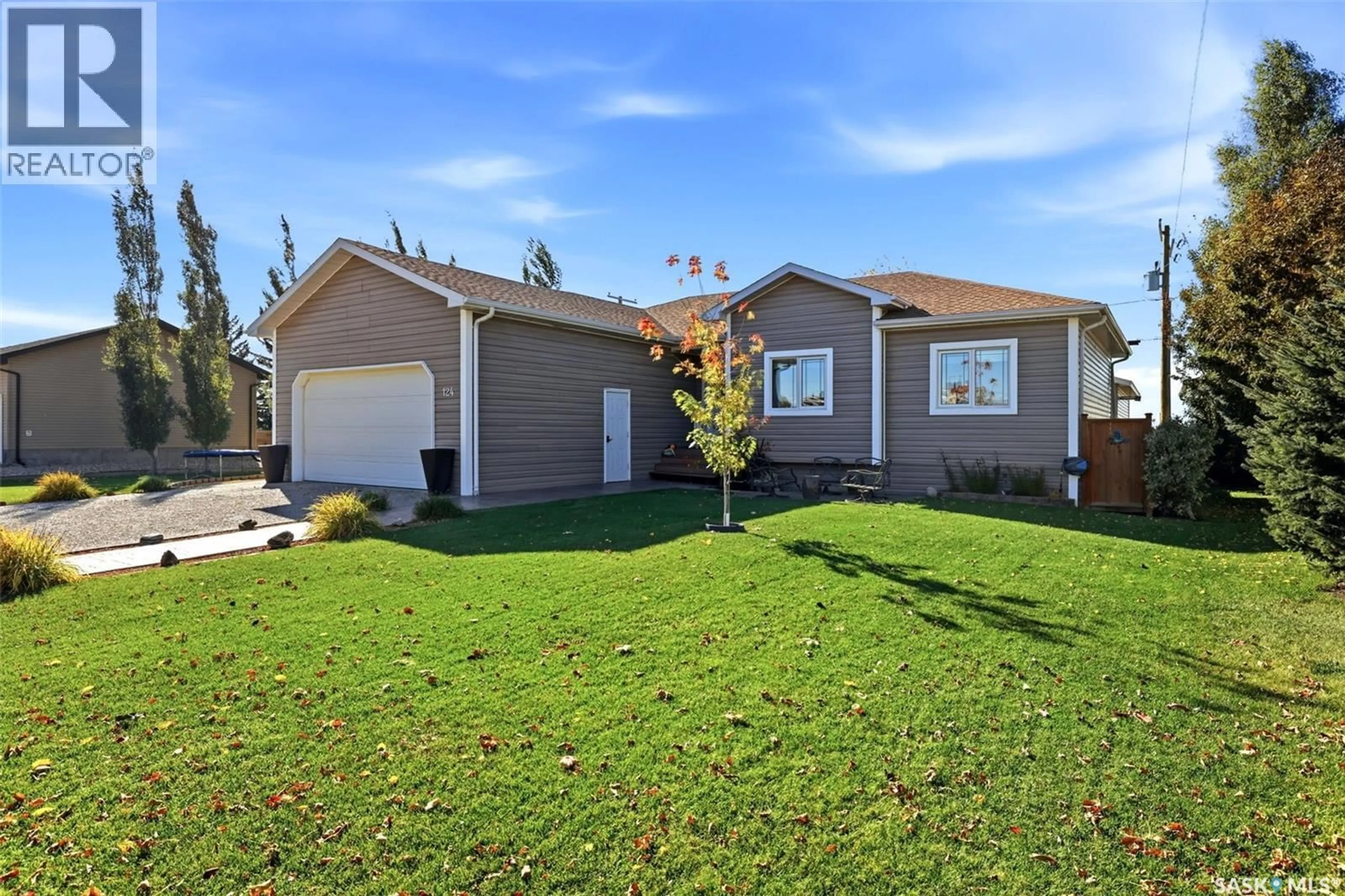 Home with vinyl exterior material, street for 124 2ND AVENUE, Montmartre Saskatchewan S0G3M0