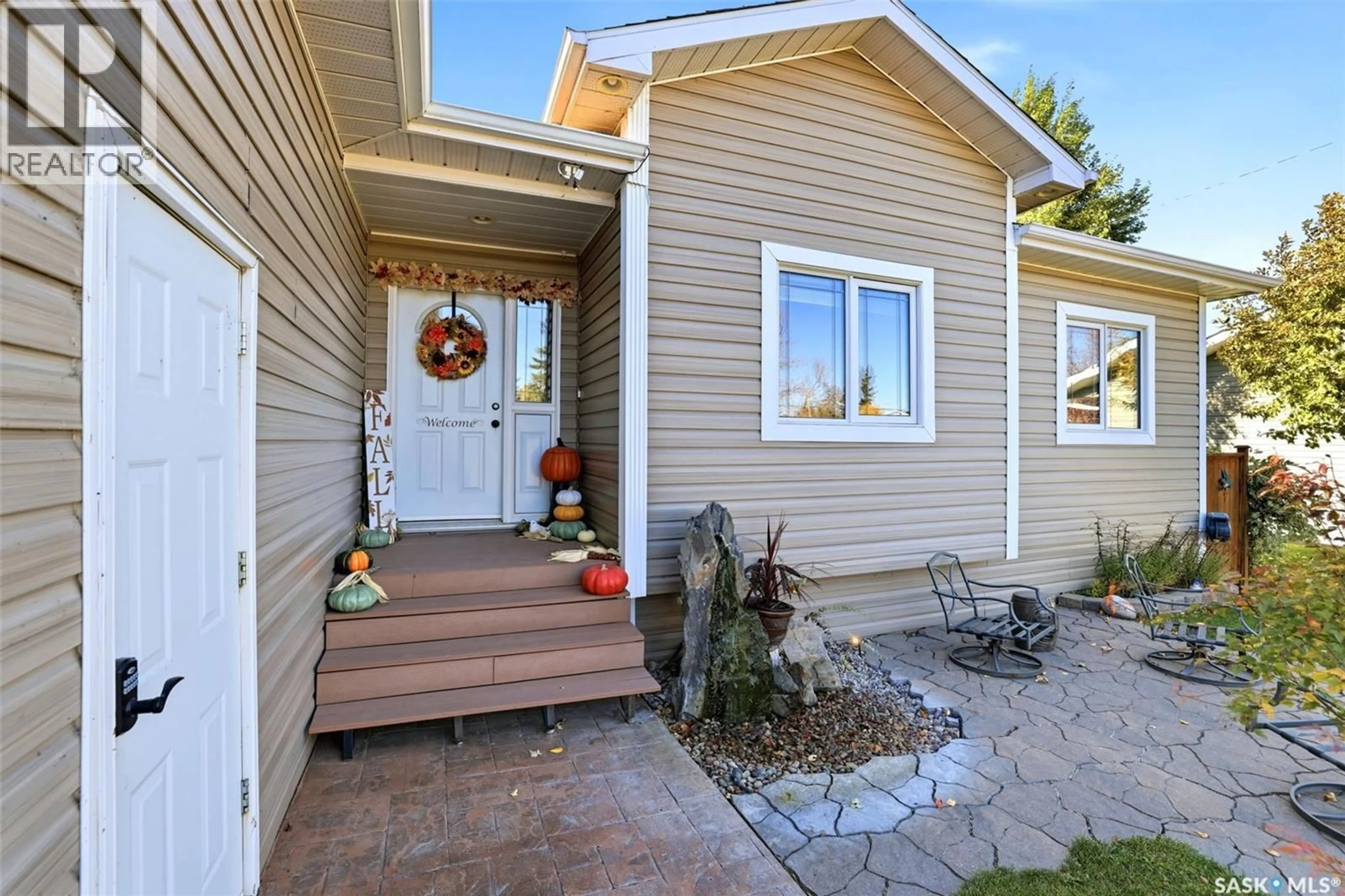 Home with vinyl exterior material, street for 124 2ND AVENUE, Montmartre Saskatchewan S0G3M0