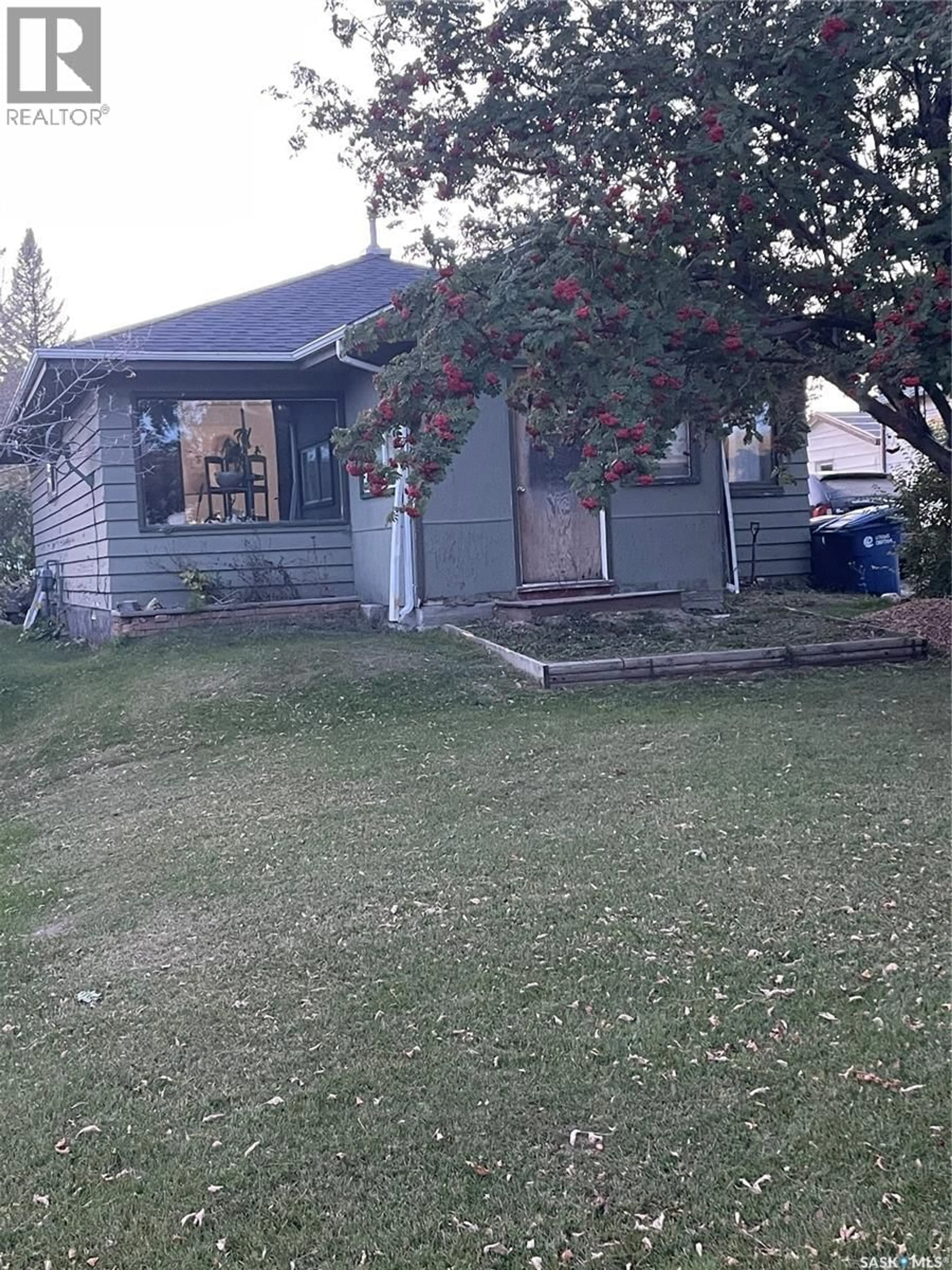 A pic from outside/outdoor area/front of a property/back of a property/a pic from drone, street for 812 ELSINORE STREET, Whitewood Saskatchewan S0G5C0