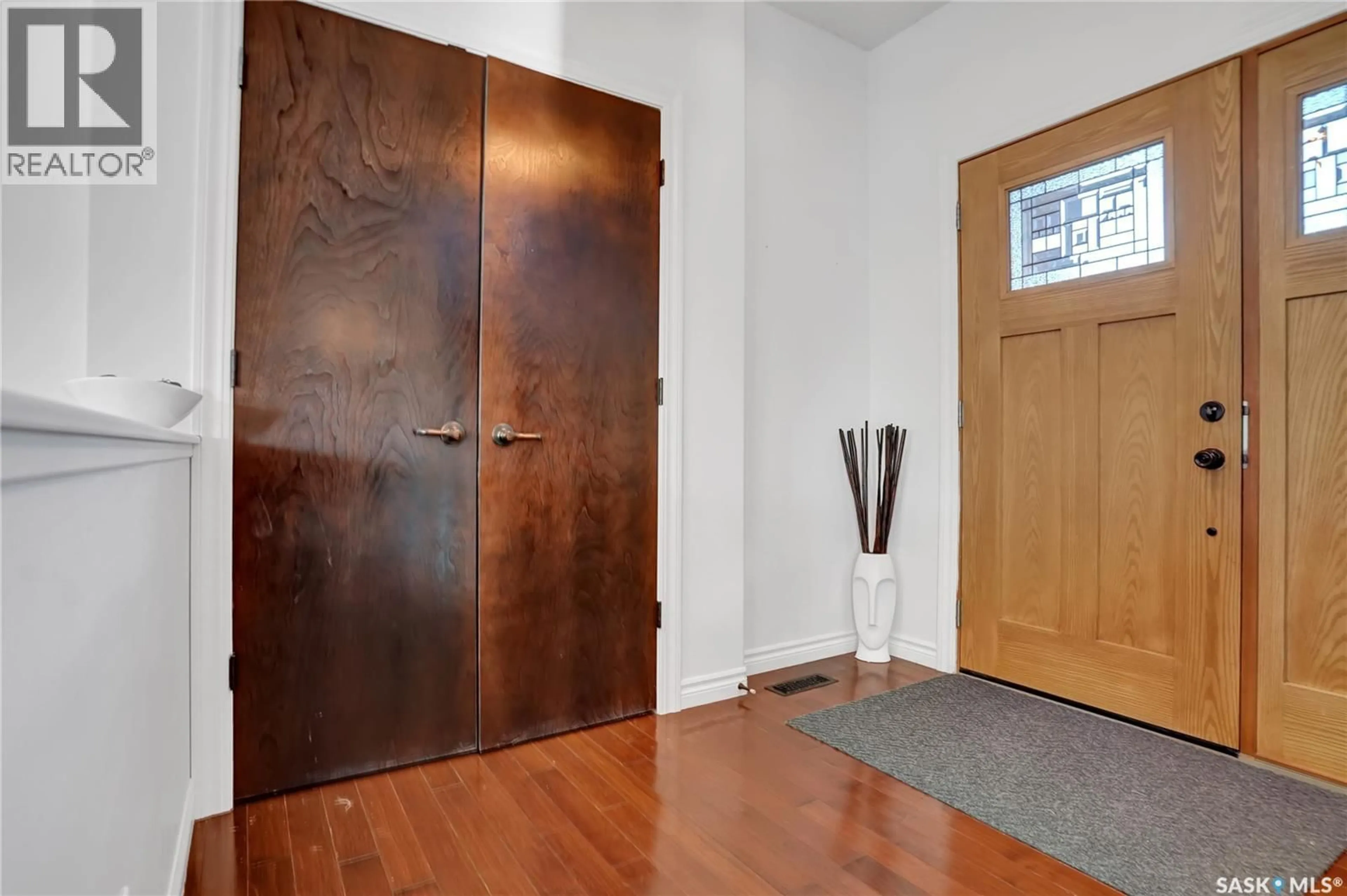 Indoor entryway for 7043 WASCANA COVE DRIVE, Regina Saskatchewan S4V3E9