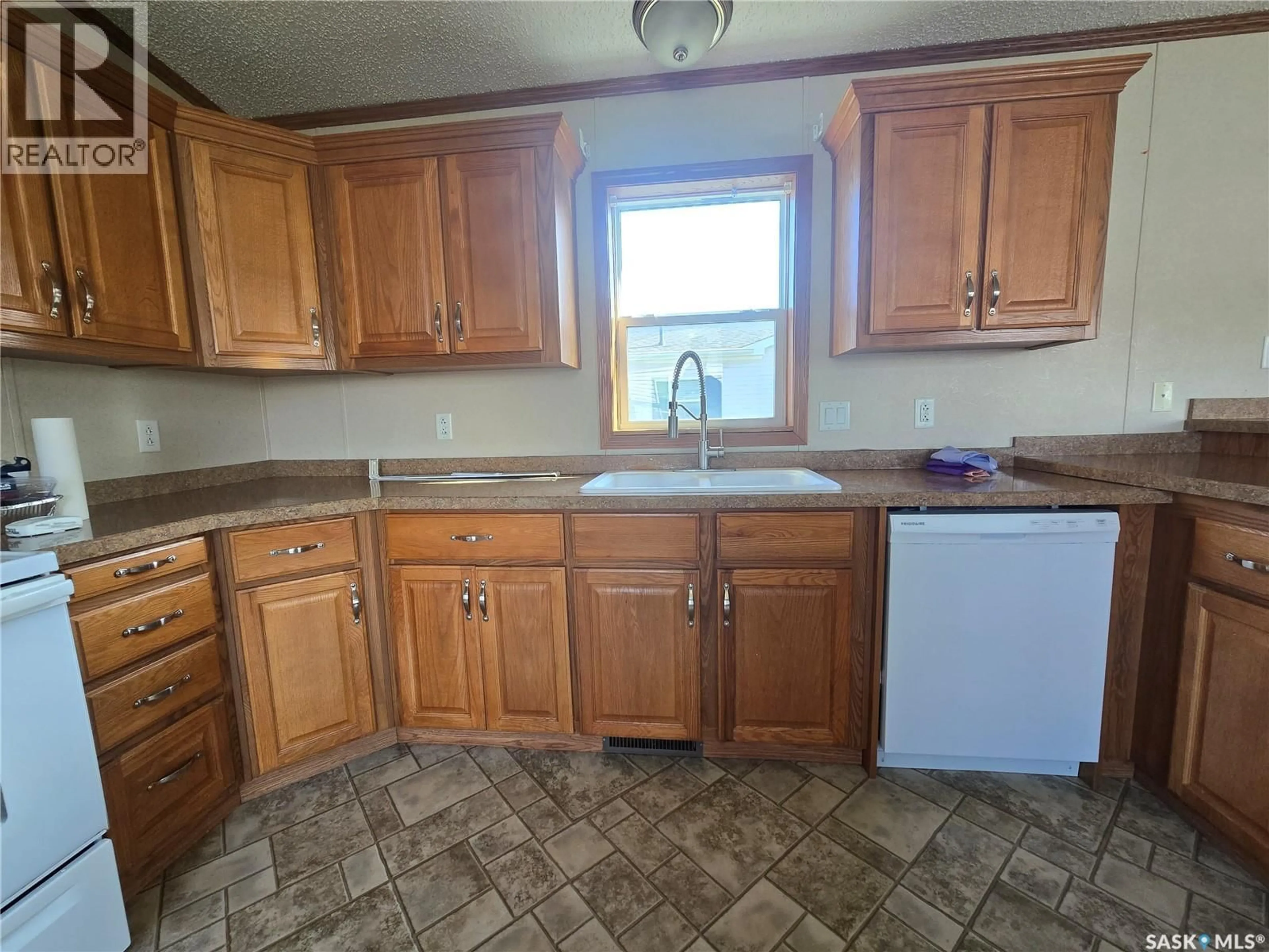 Standard kitchen, unknown for SW - 125 1ST AVENUE, Weyburn Saskatchewan S4H2H9