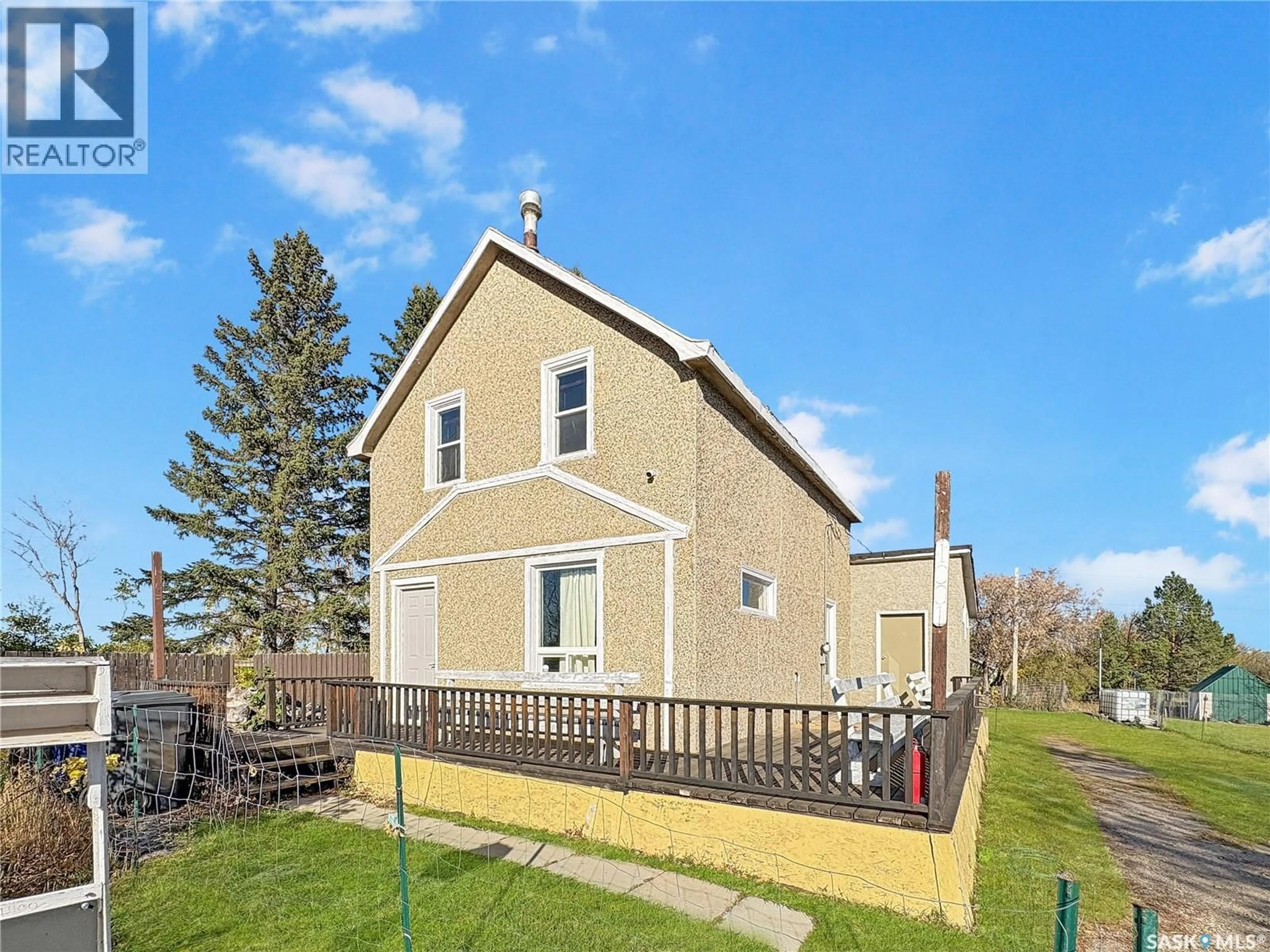 A pic from outside/outdoor area/front of a property/back of a property/a pic from drone, building for 1001 MAIN STREET, Kinley Saskatchewan S0K0E2