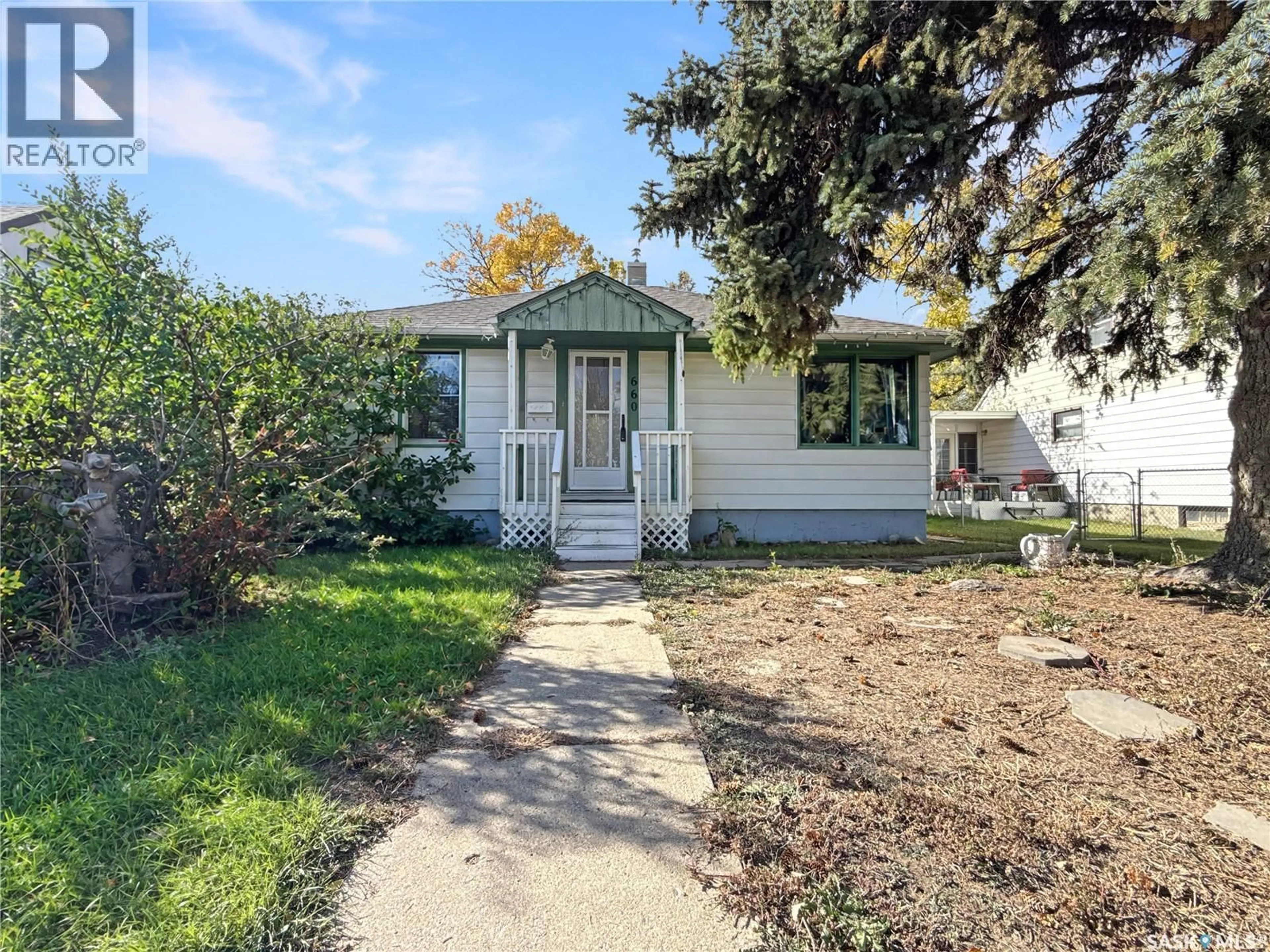 Home with vinyl exterior material, street for 660 3RD AVENUE, Swift Current Saskatchewan S9H2H5