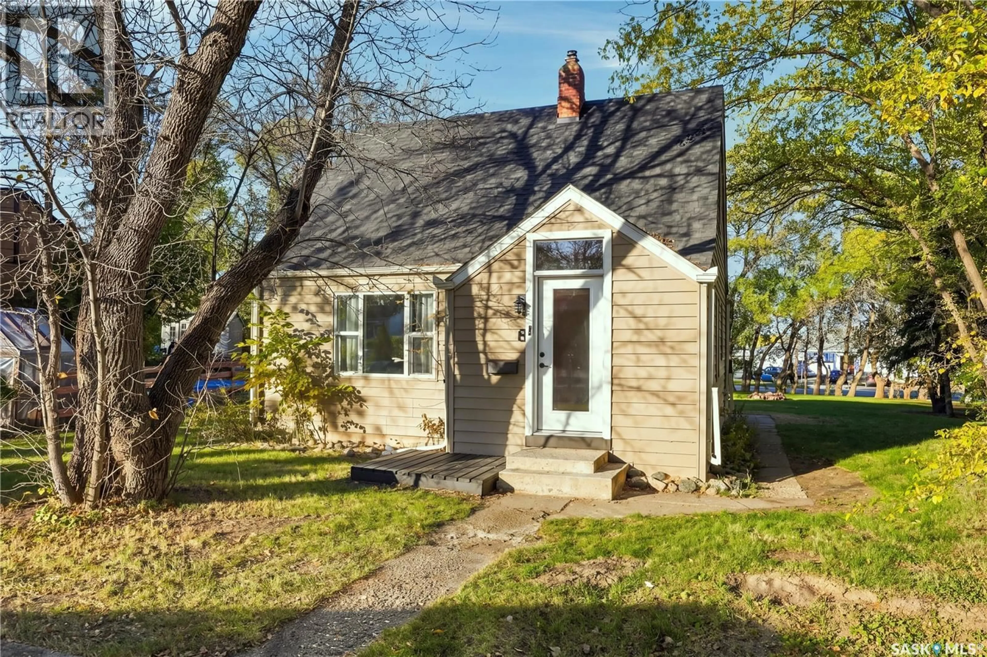 Home with vinyl exterior material, street for 8 CONNAUGHT PLACE, Saskatoon Saskatchewan S7L1C7