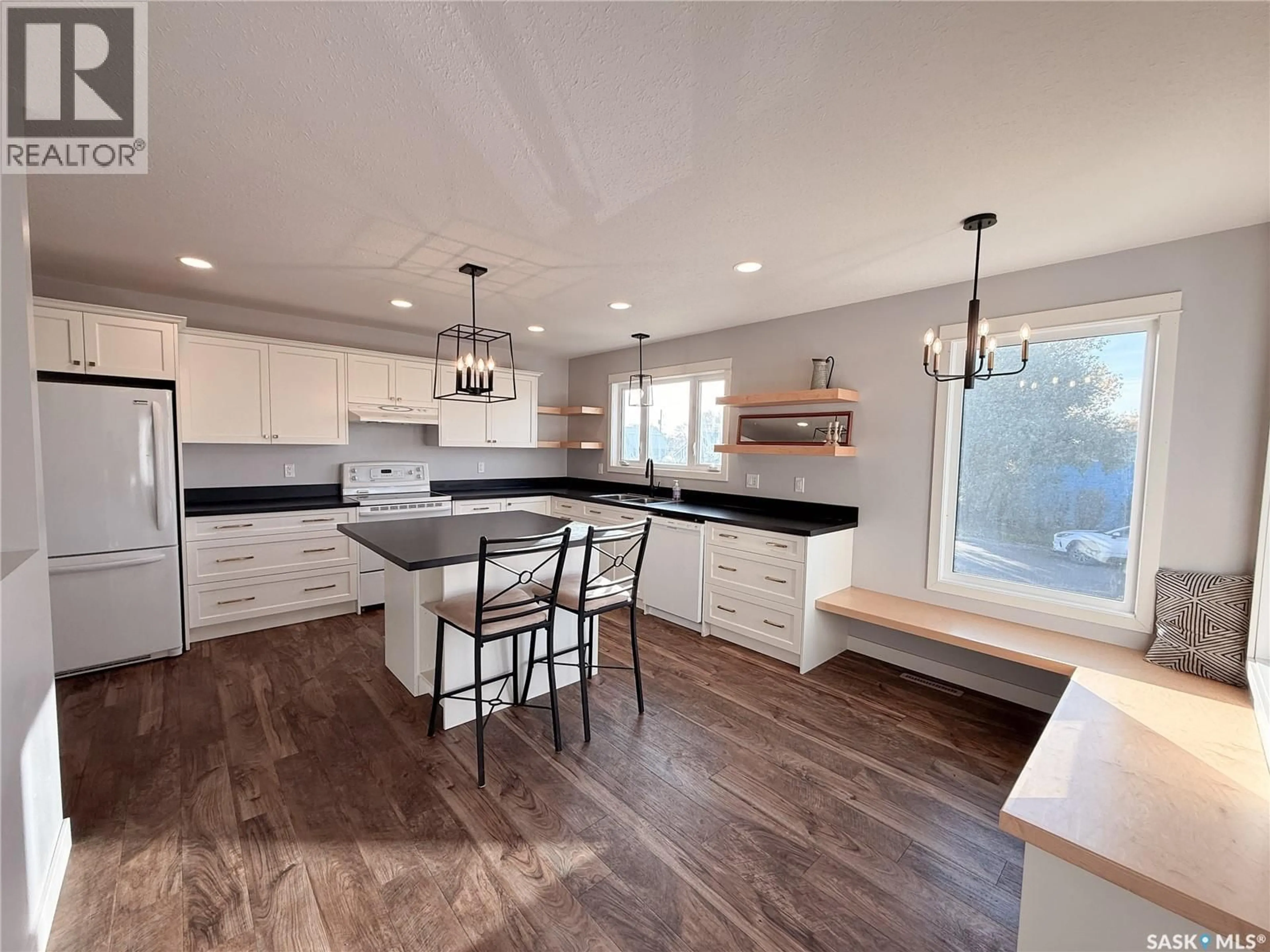 Open concept kitchen, unknown for 209 2ND AVENUE, Shaunavon Saskatchewan S0N2M0