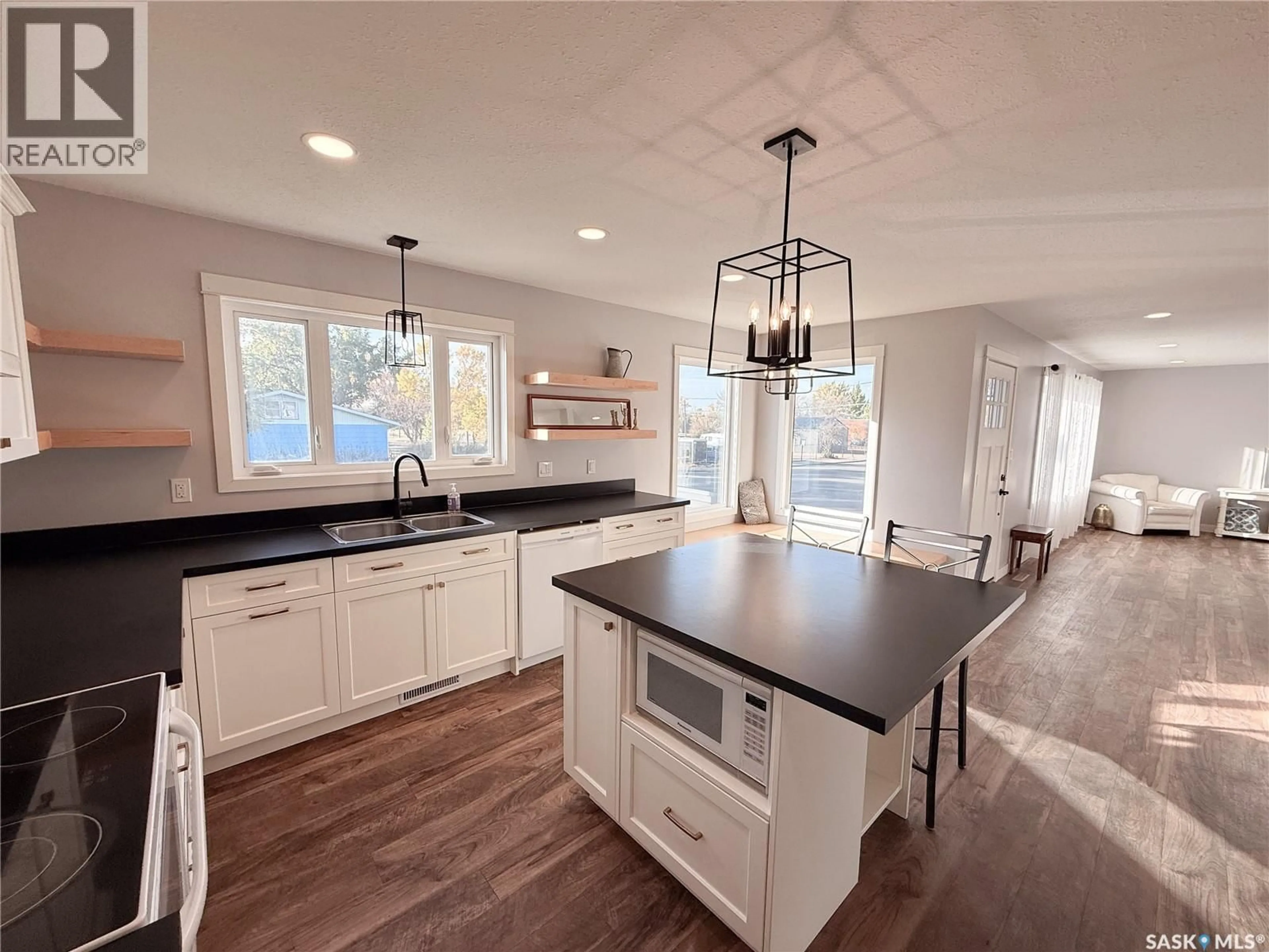 Open concept kitchen, unknown for 209 2ND AVENUE, Shaunavon Saskatchewan S0N2M0
