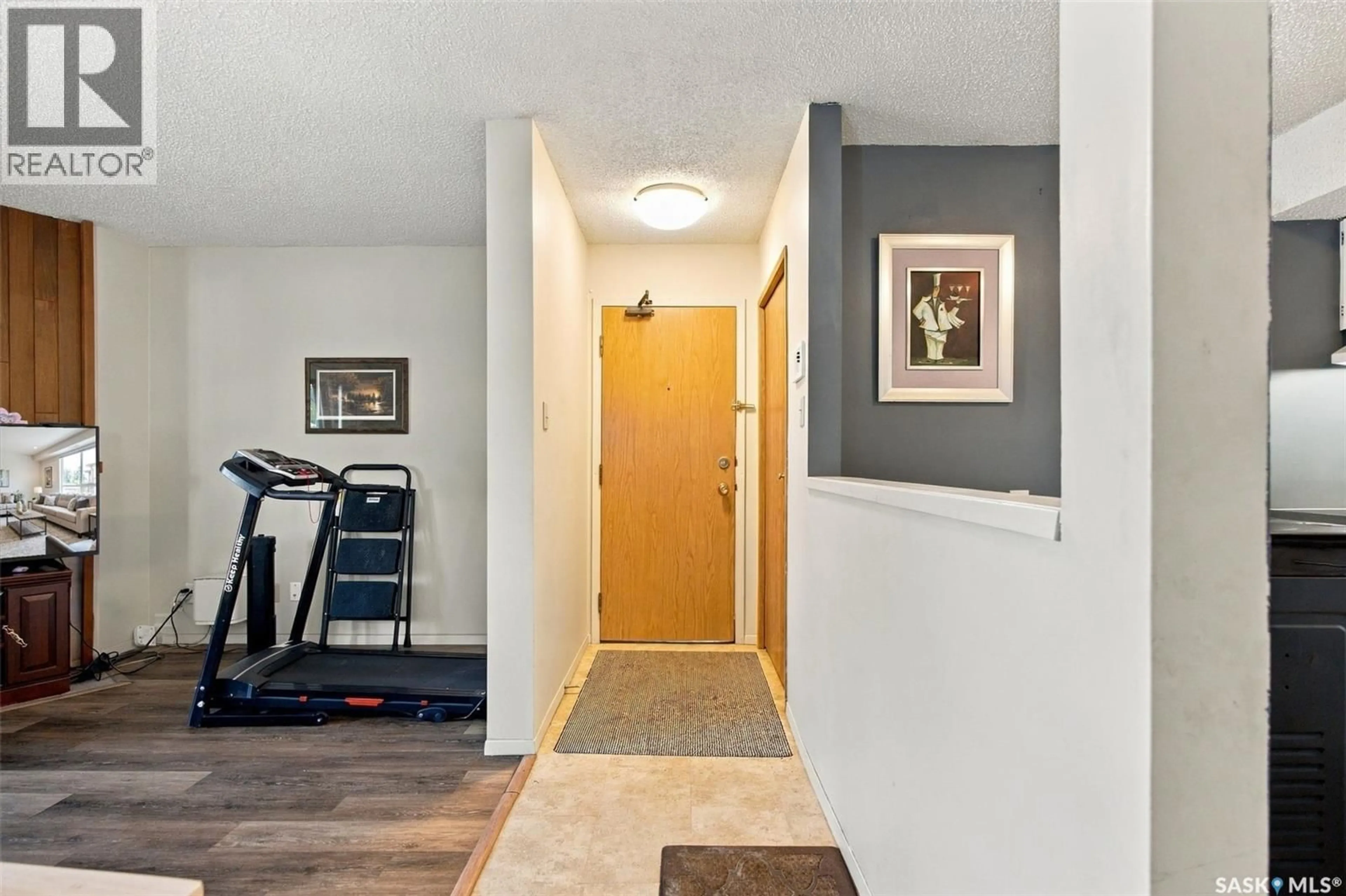 Indoor entryway for 202 275 KINGSMERE BOULEVARD, Saskatoon Saskatchewan S7J4J6
