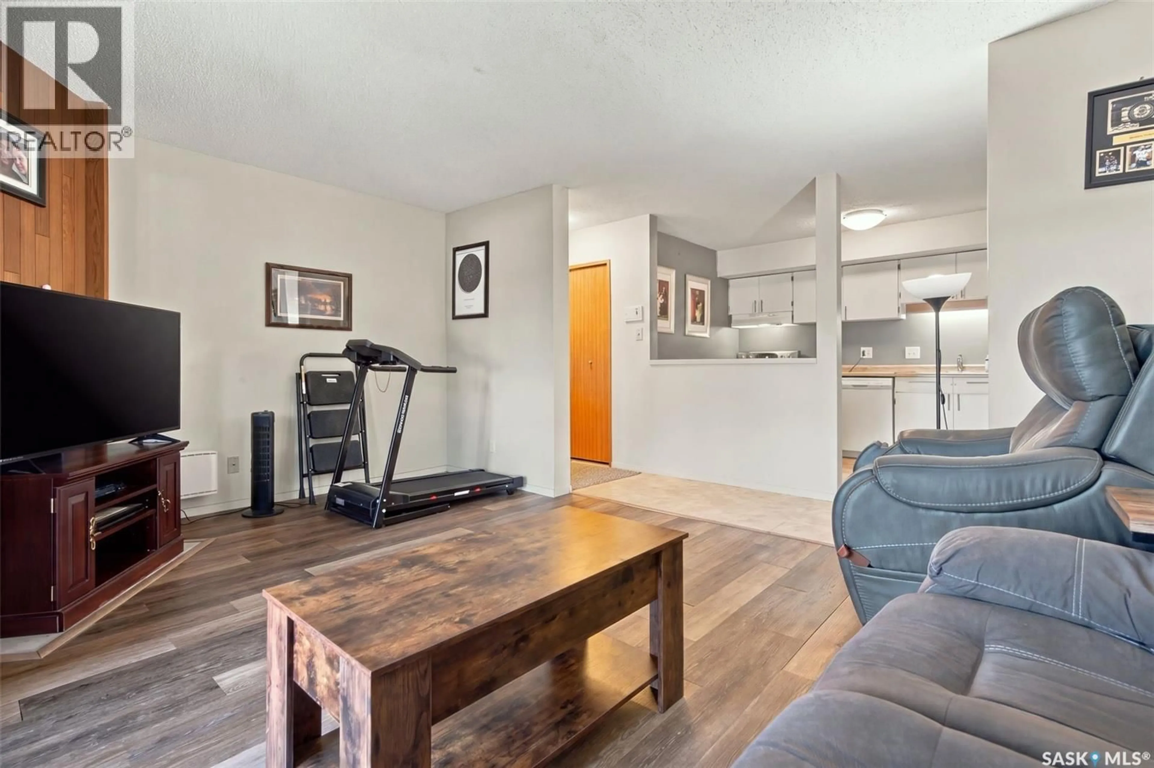 Living room with furniture, unknown for 202 275 KINGSMERE BOULEVARD, Saskatoon Saskatchewan S7J4J6