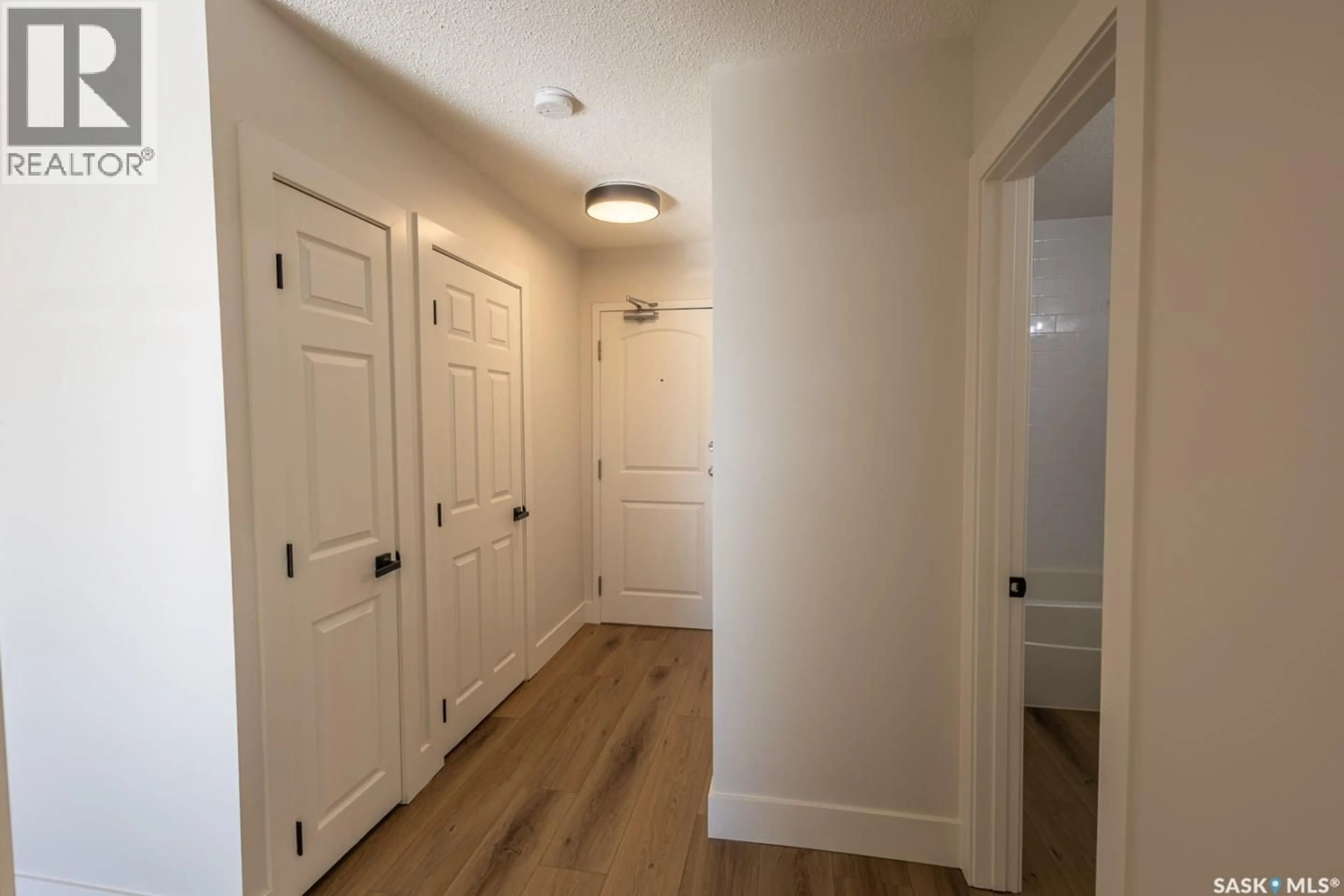 Indoor entryway for 2106 - 17 STE CECILIA AVENUE, Saskatoon Saskatchewan S7M0P2