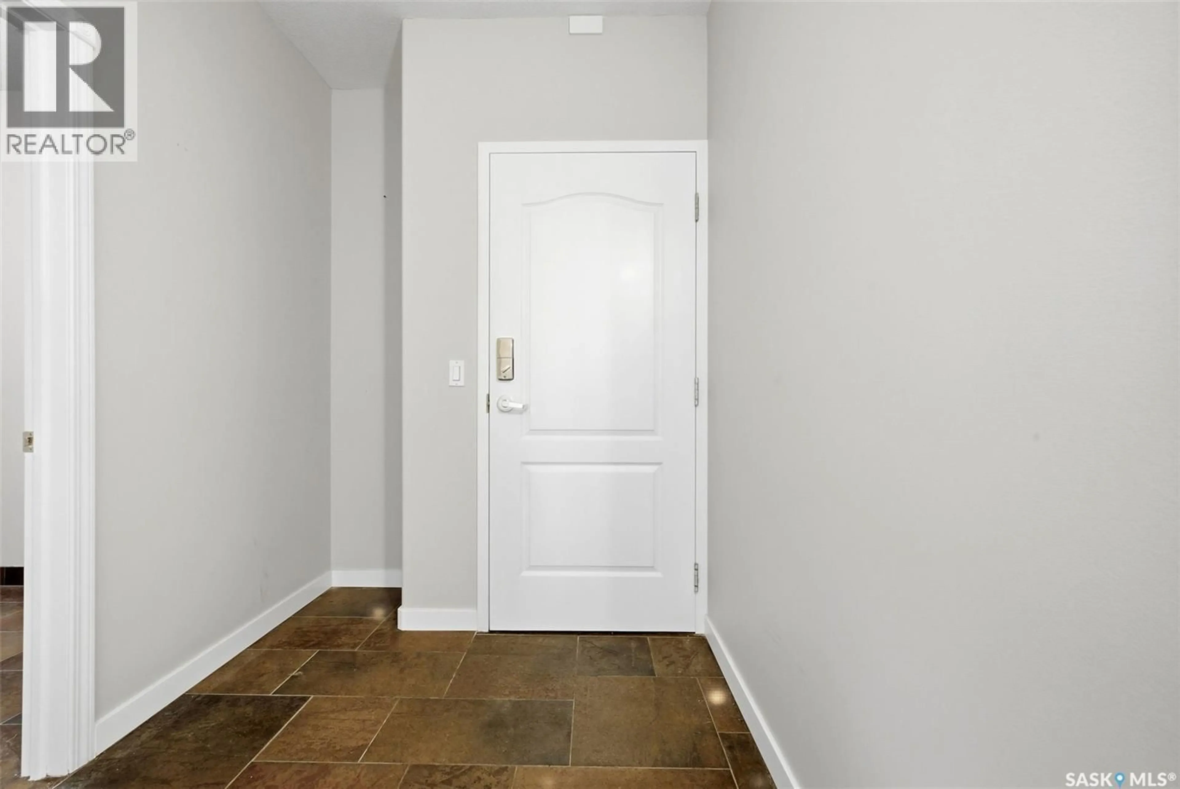 Indoor entryway for 1901 - 1203 VICTORIA AVENUE, Regina Saskatchewan S4P3R4