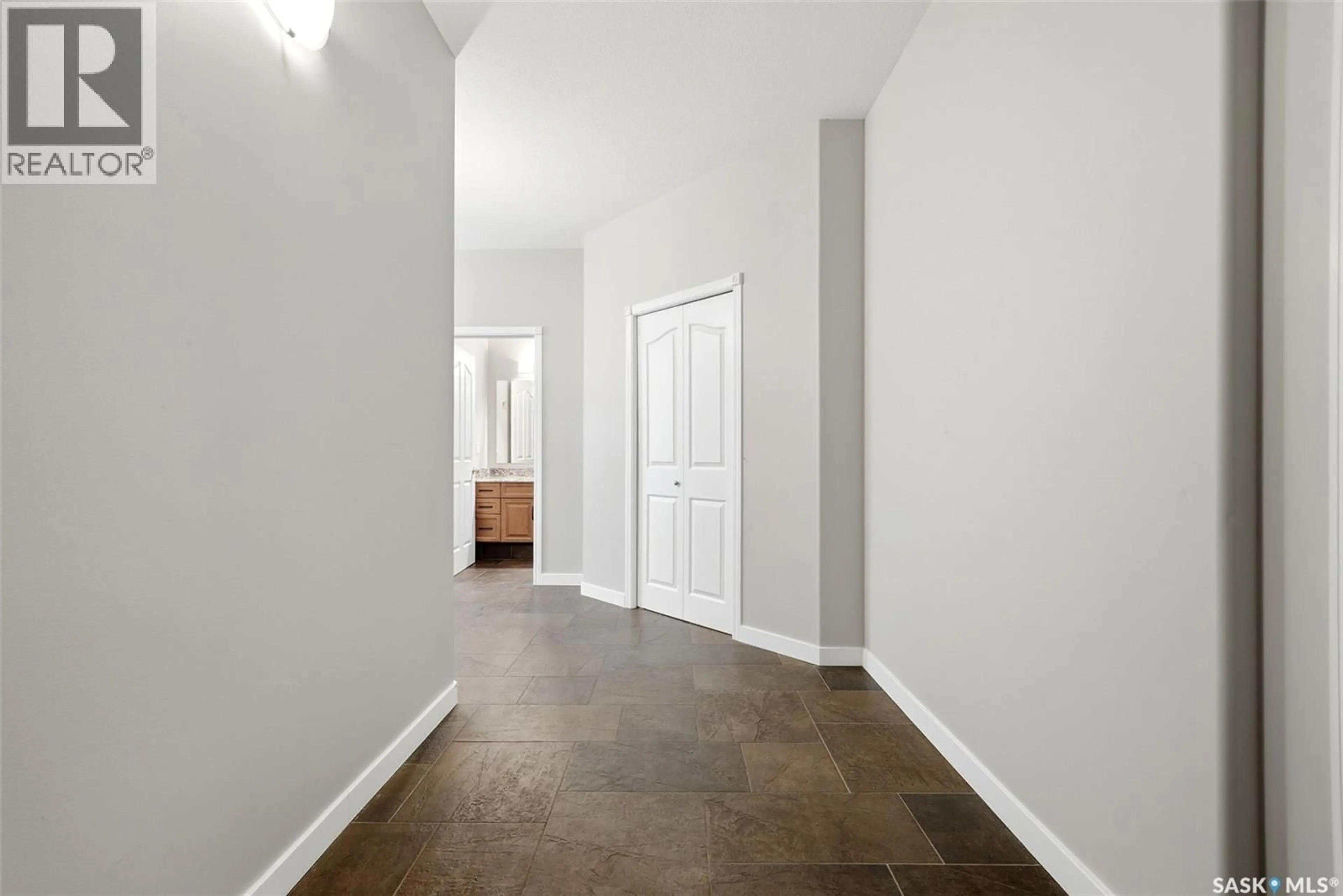 Indoor entryway for 1901 - 1203 VICTORIA AVENUE, Regina Saskatchewan S4P3R4