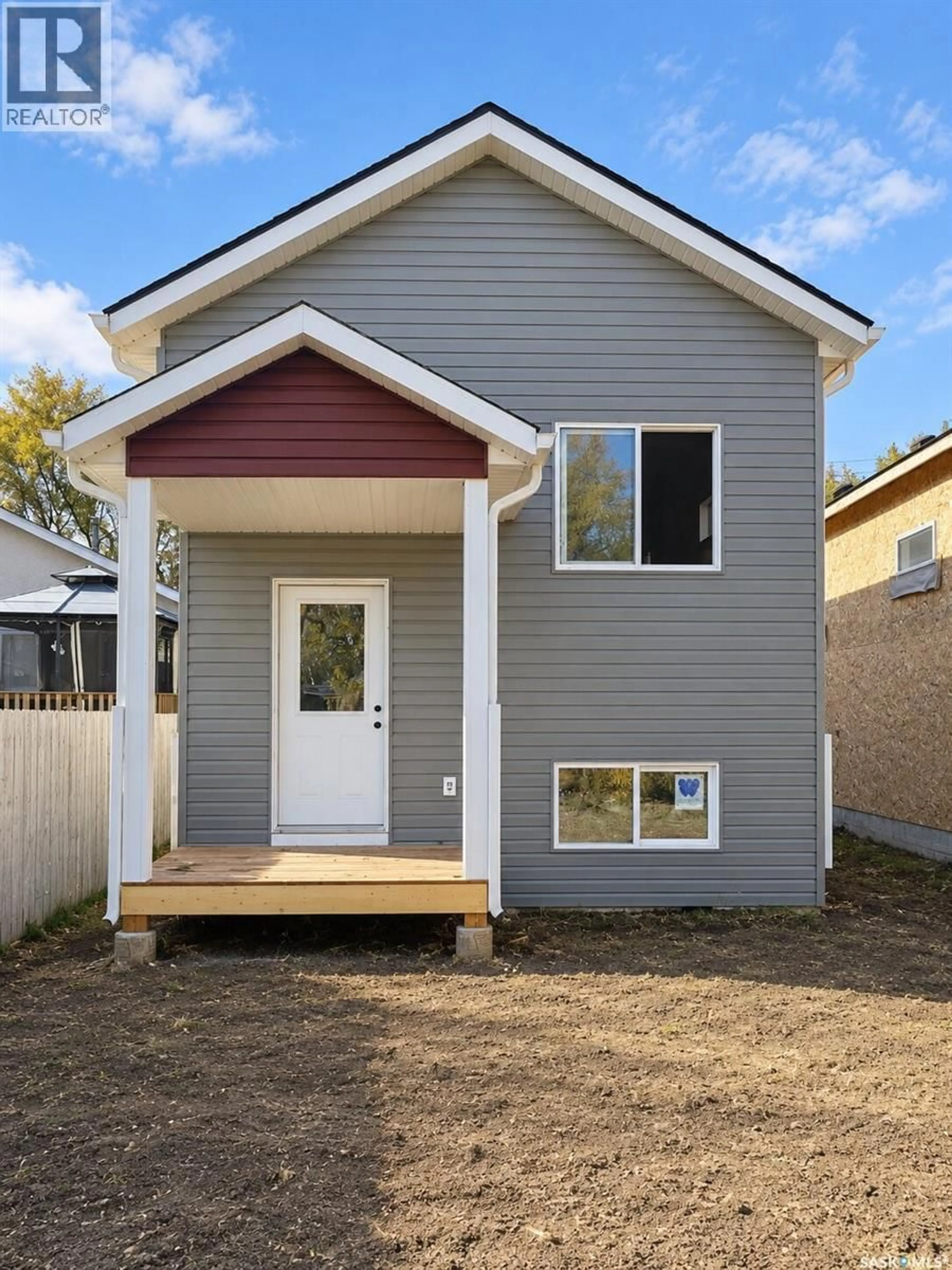 Home with vinyl exterior material, street for 218 W AVENUE, Saskatoon Saskatchewan S7M3G3