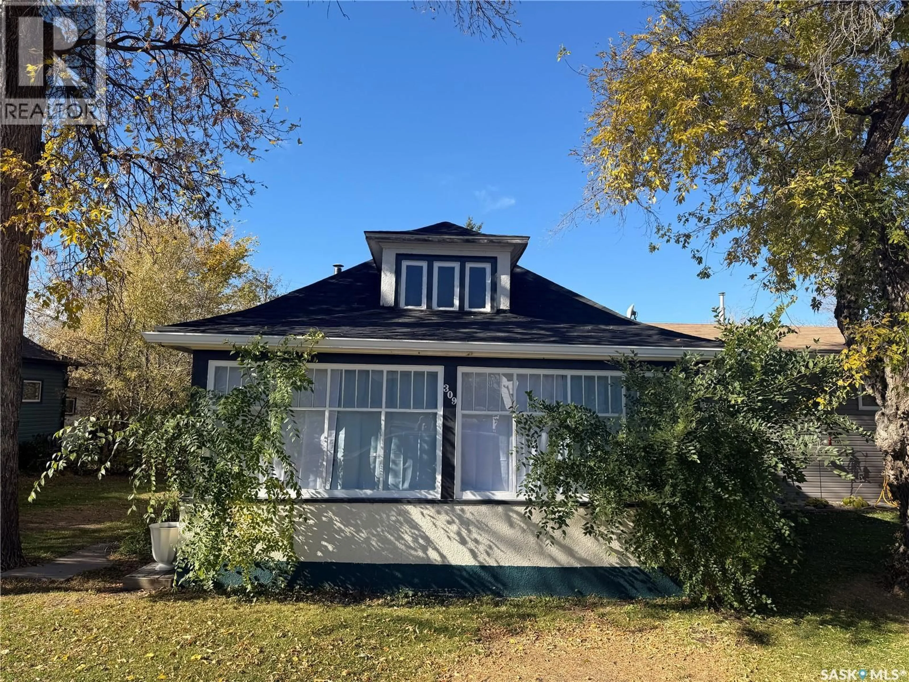 Home with vinyl exterior material, street for 309 5TH STREET, Wynyard Saskatchewan S0A4T0