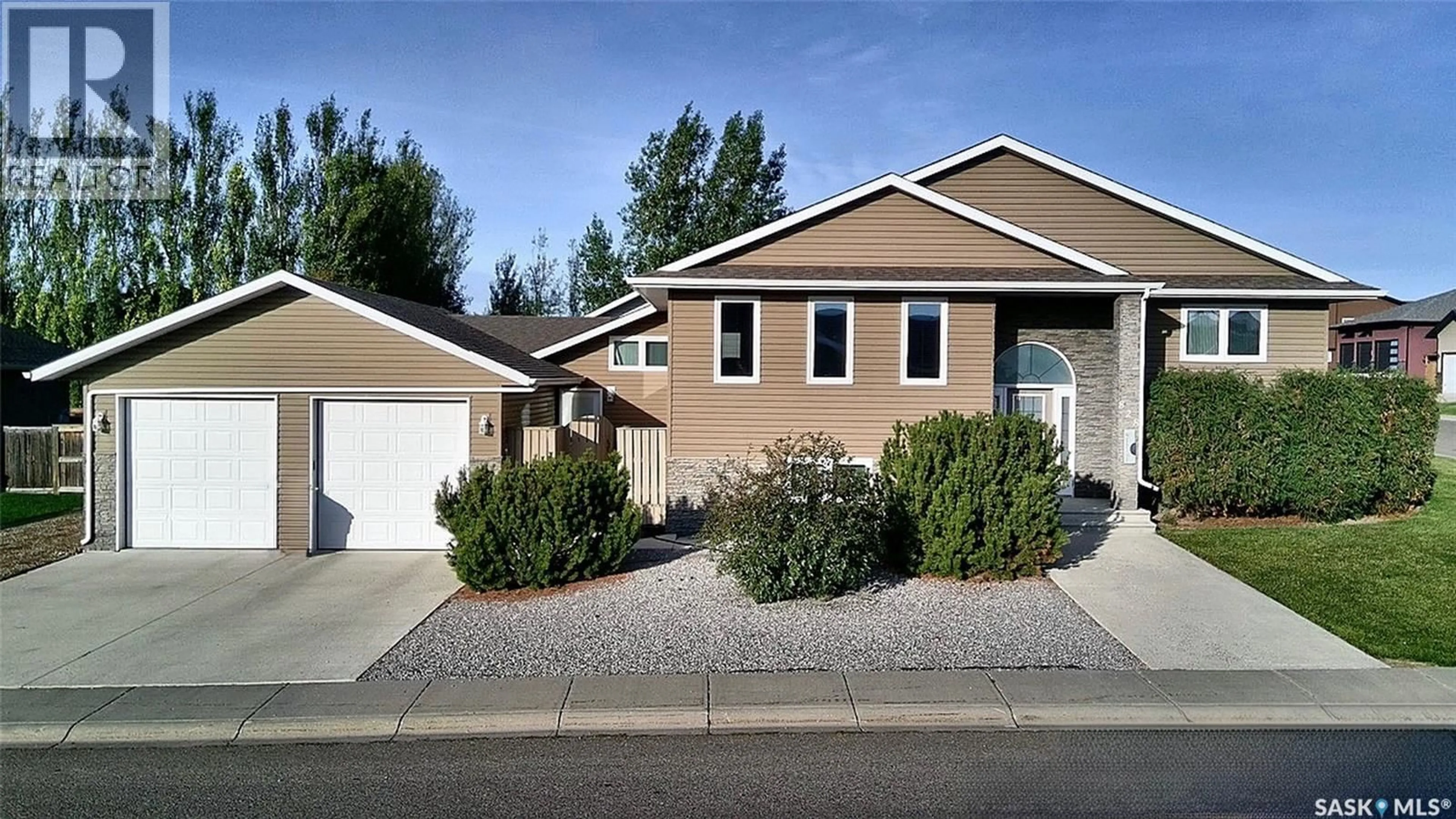 Home with vinyl exterior material, street for 828 COLONEL OTTER DRIVE, Swift Current Saskatchewan S9H4W9