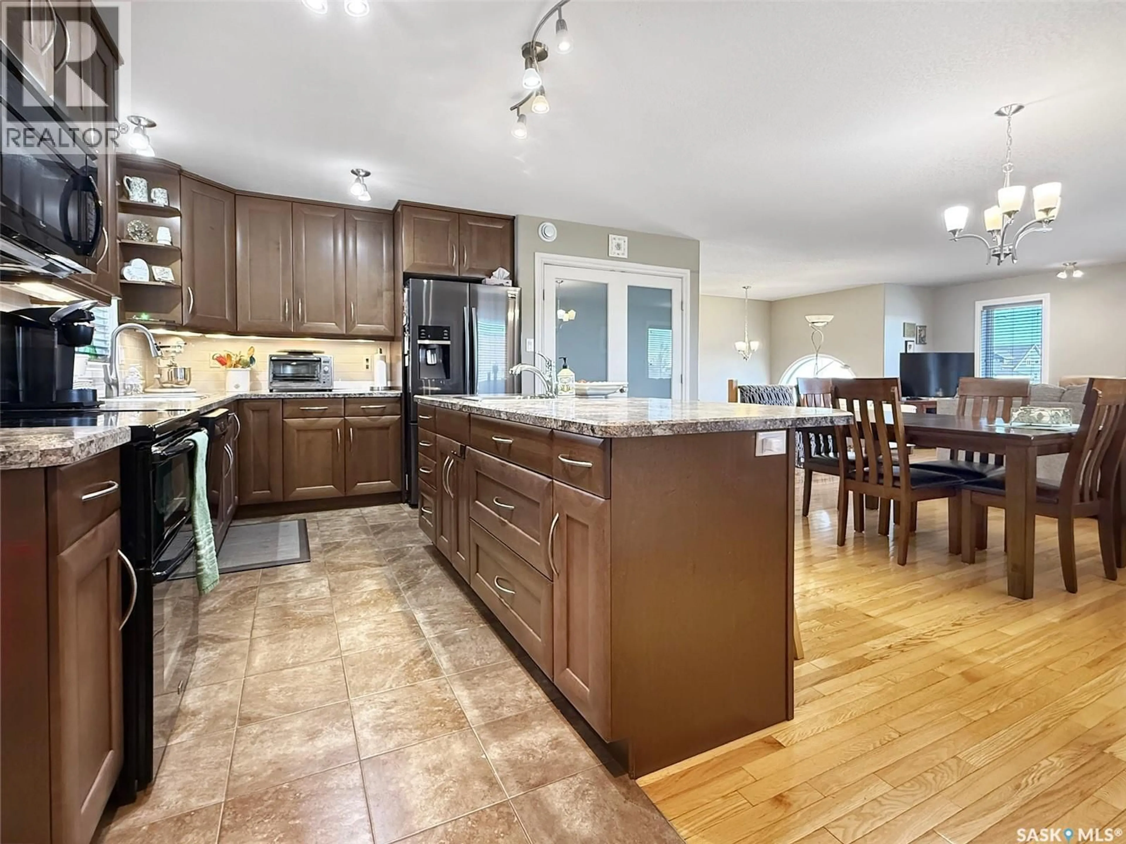 Open concept kitchen, unknown for 828 COLONEL OTTER DRIVE, Swift Current Saskatchewan S9H4W9