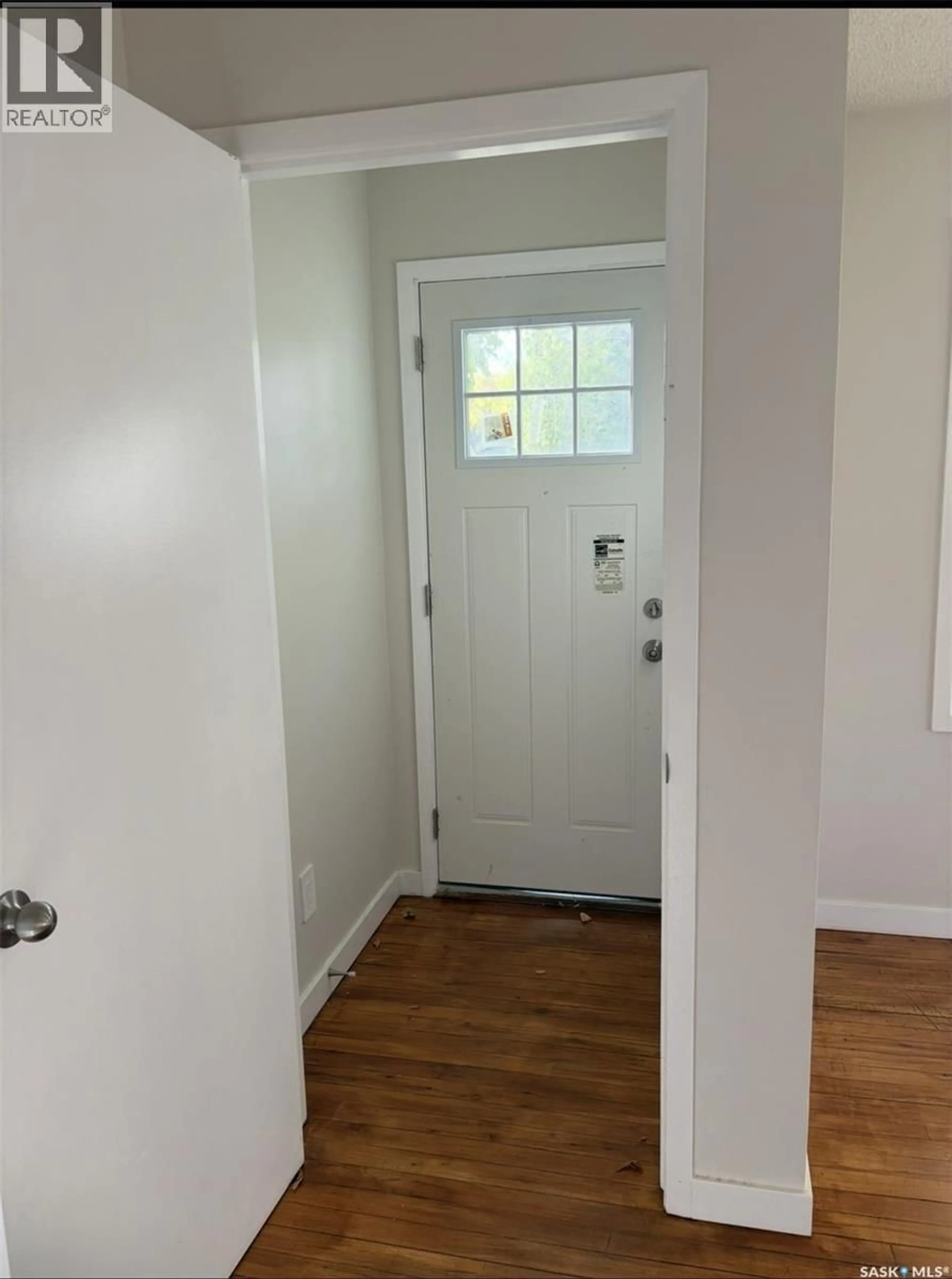 Indoor entryway for 1216 K AVENUE S, Saskatoon Saskatchewan S7M2G7