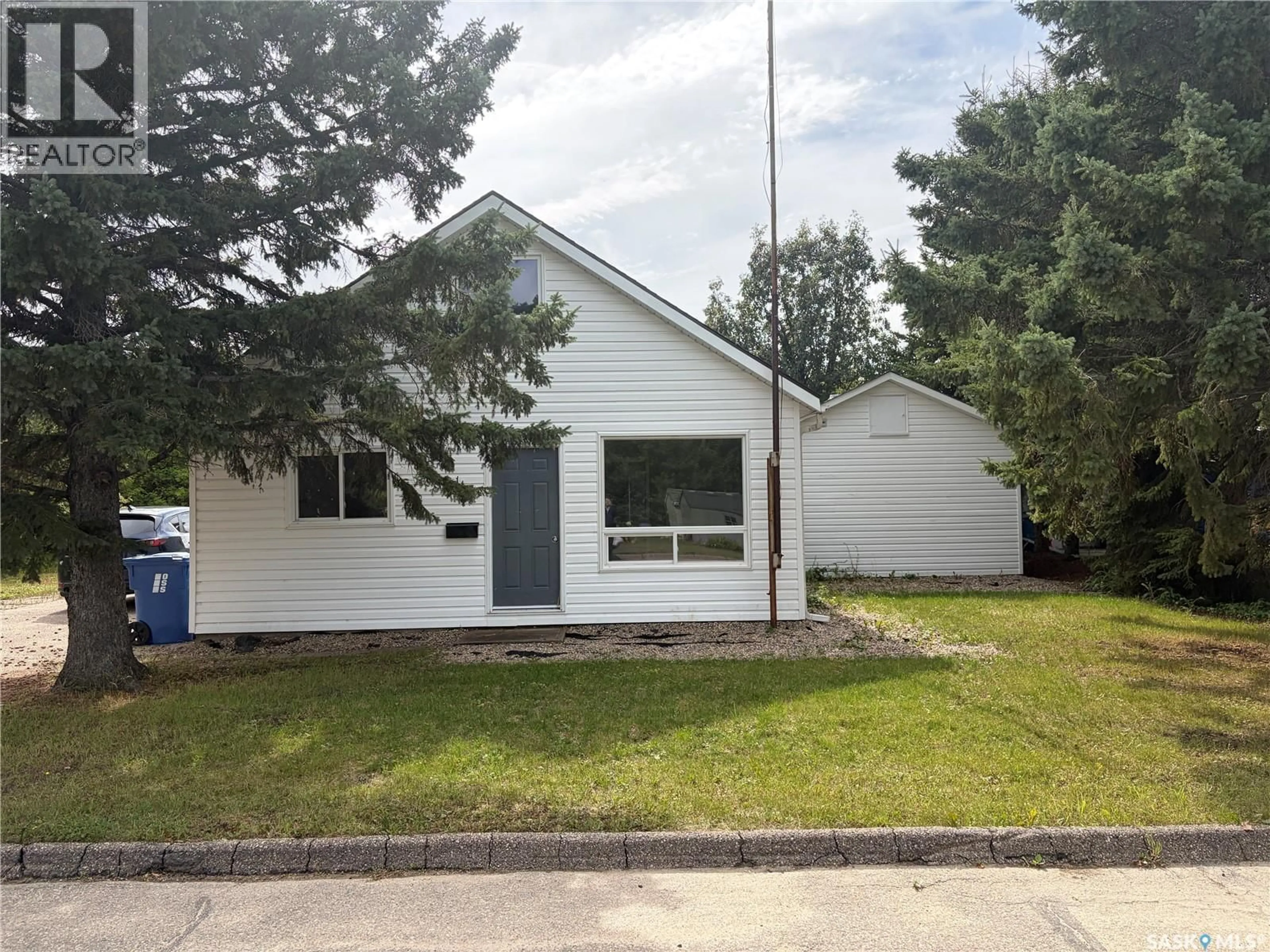 Home with vinyl exterior material, street for 113 3RD AVENUE, Ituna Saskatchewan S0A1N0