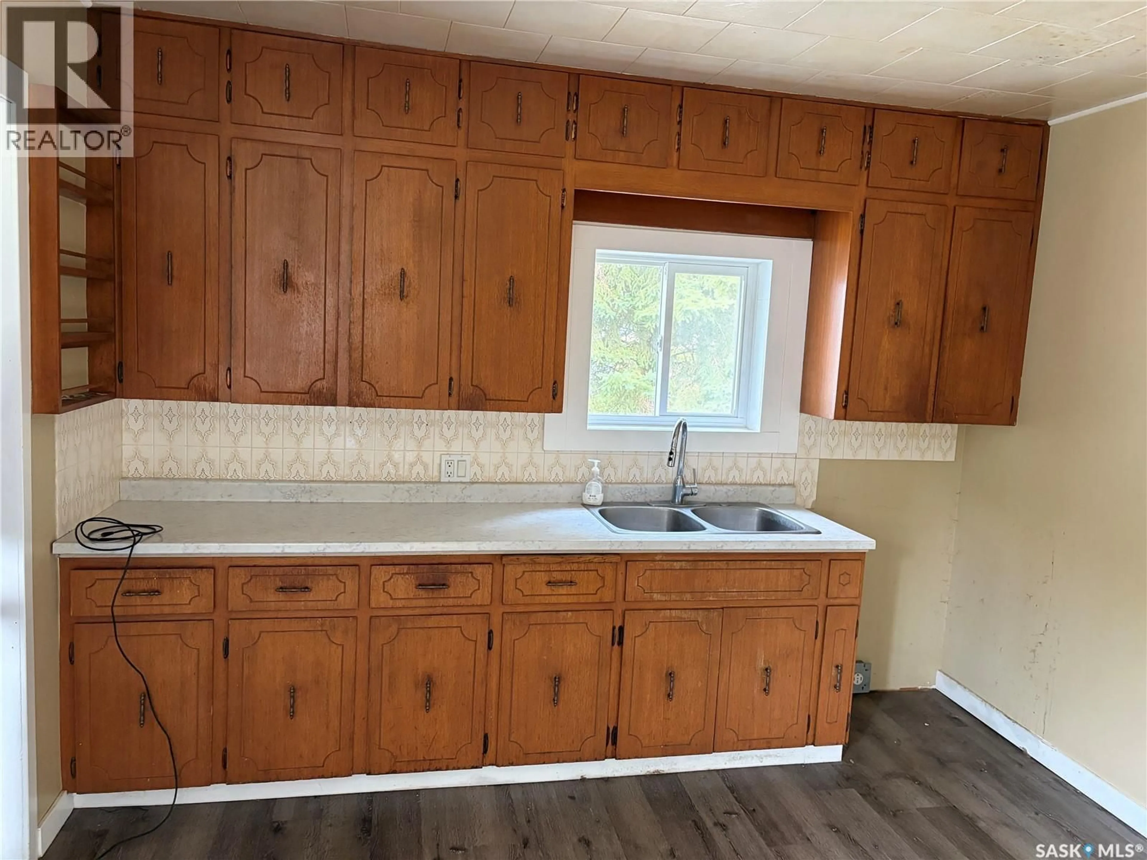 Standard kitchen, wood/laminate floor for 113 3RD AVENUE, Ituna Saskatchewan S0A1N0