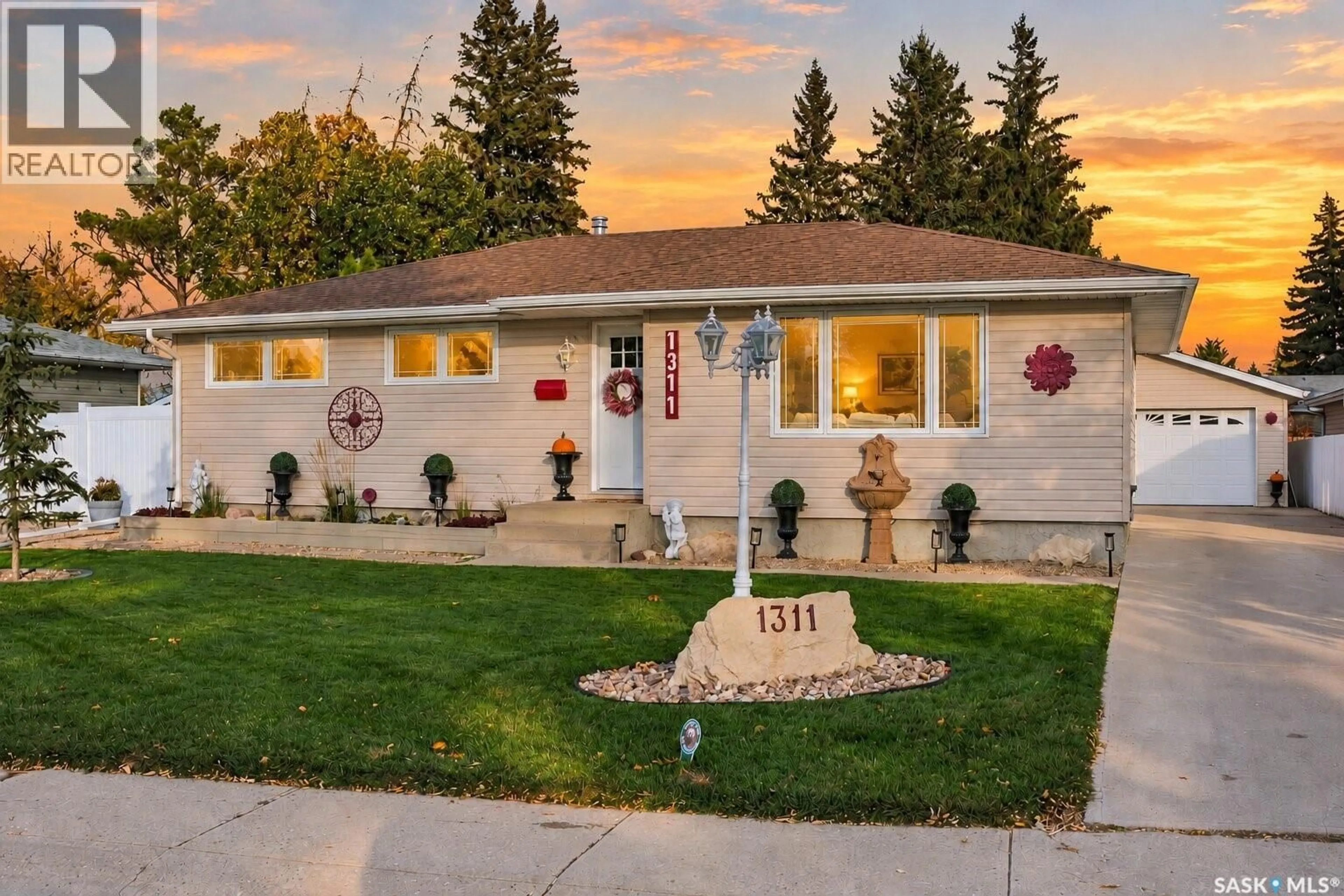 Home with vinyl exterior material, street for 1311 QUEEN CRESCENT, Moose Jaw Saskatchewan S6H3G5