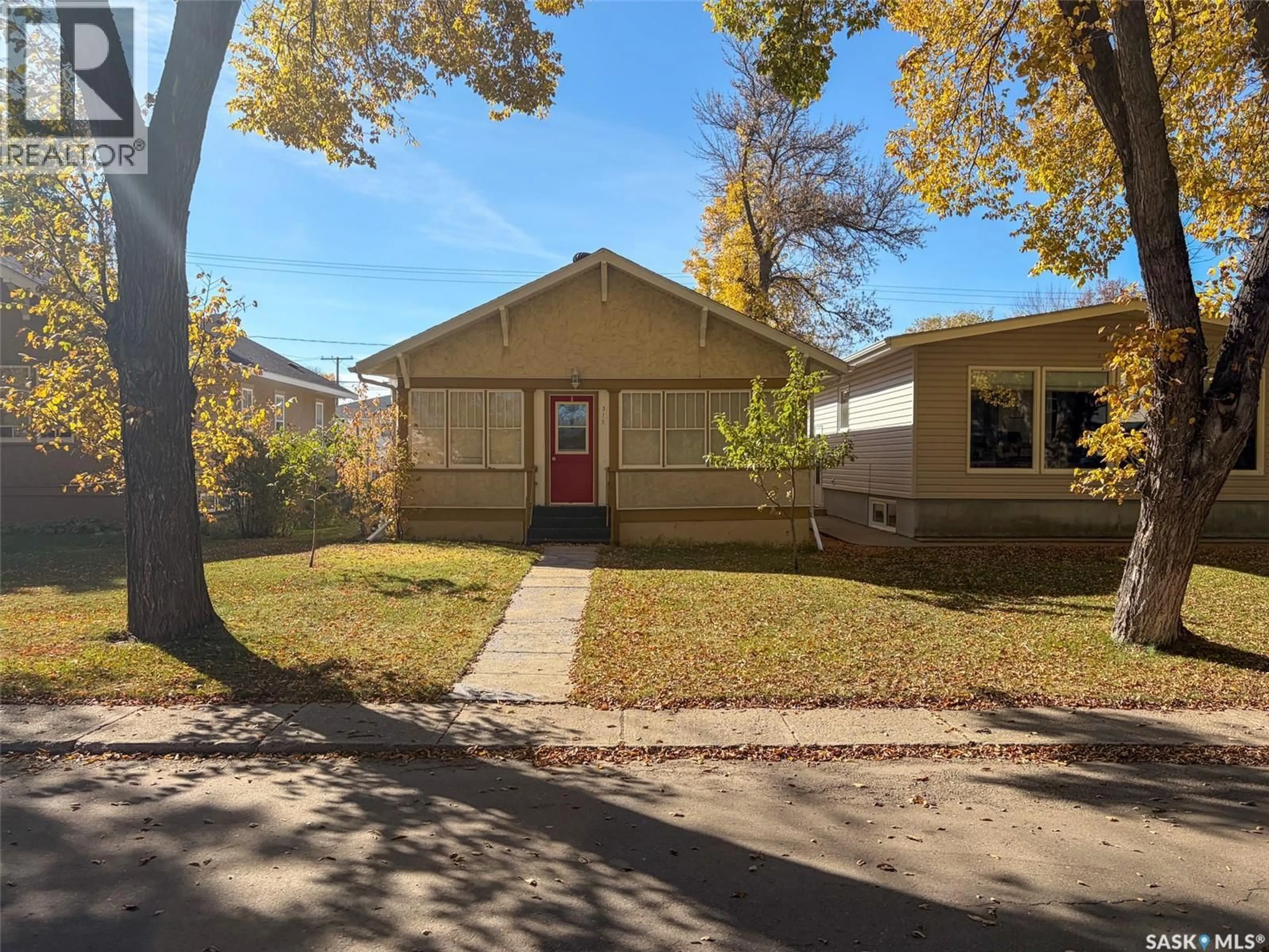 Home with vinyl exterior material, street for 515 1ST STREET, Shaunavon Saskatchewan S0N2M0