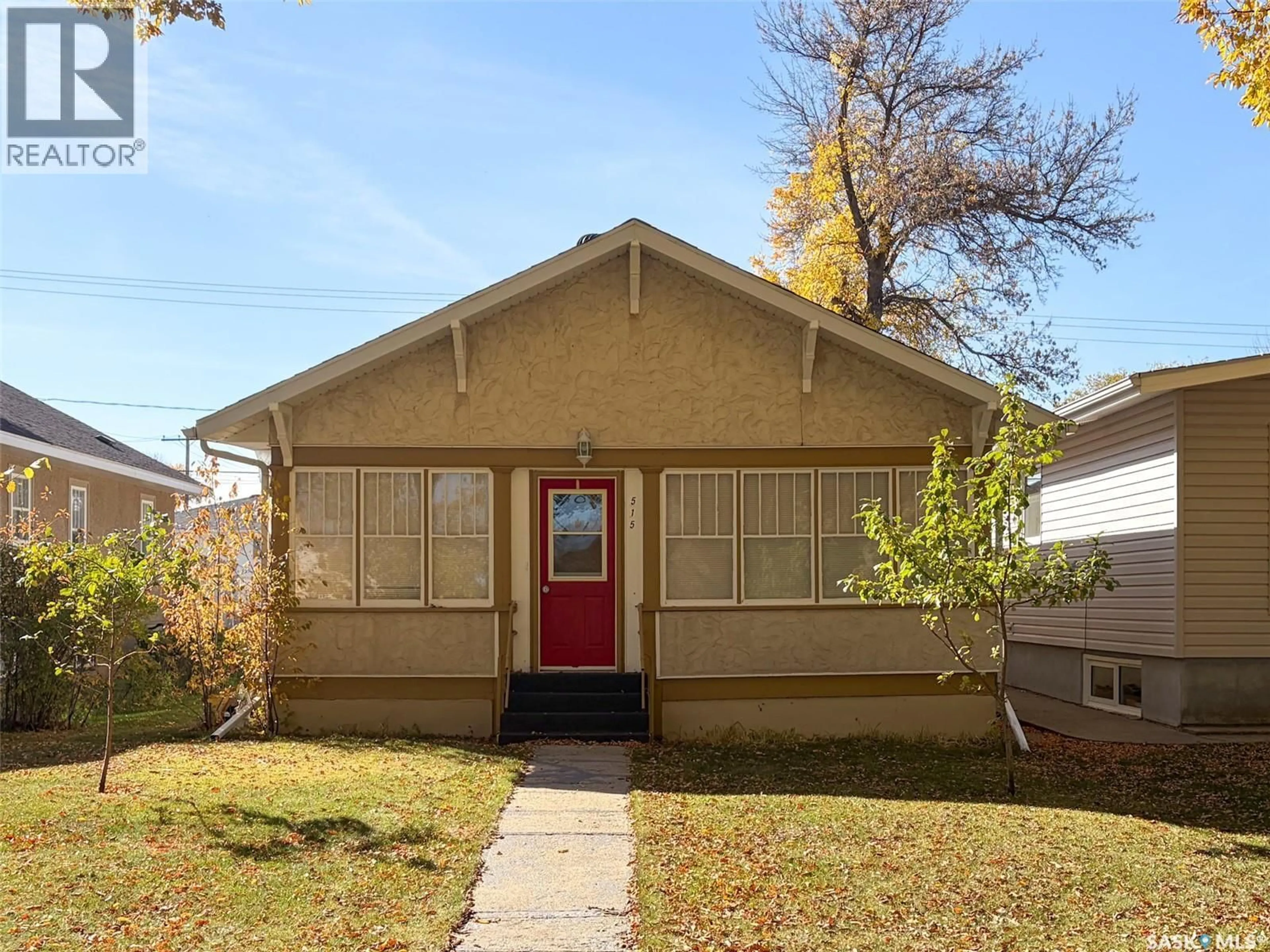 Home with vinyl exterior material, street for 515 1ST STREET, Shaunavon Saskatchewan S0N2M0
