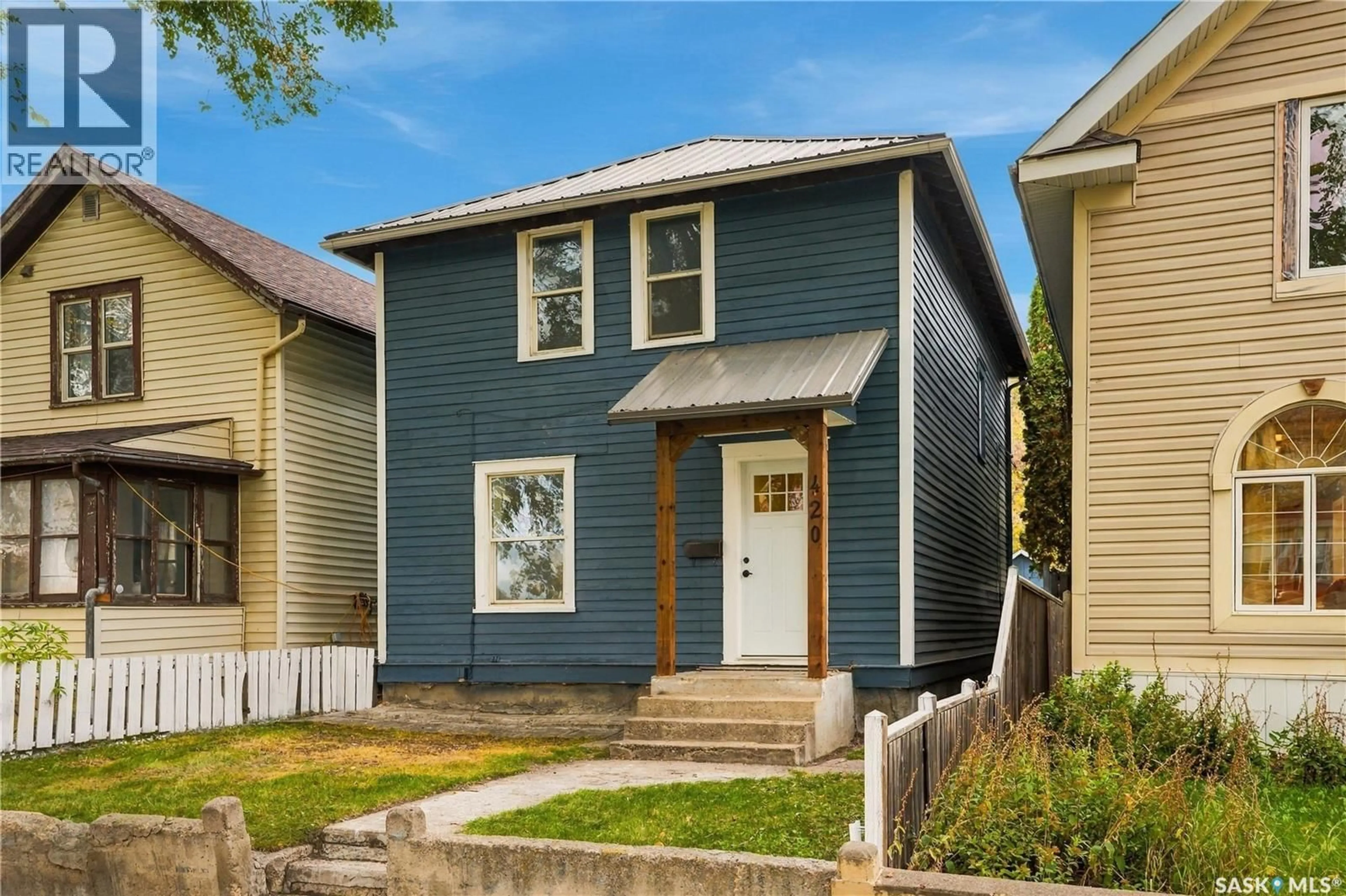 Home with vinyl exterior material, street for 420 J AVENUE, Saskatoon Saskatchewan S7L2K3