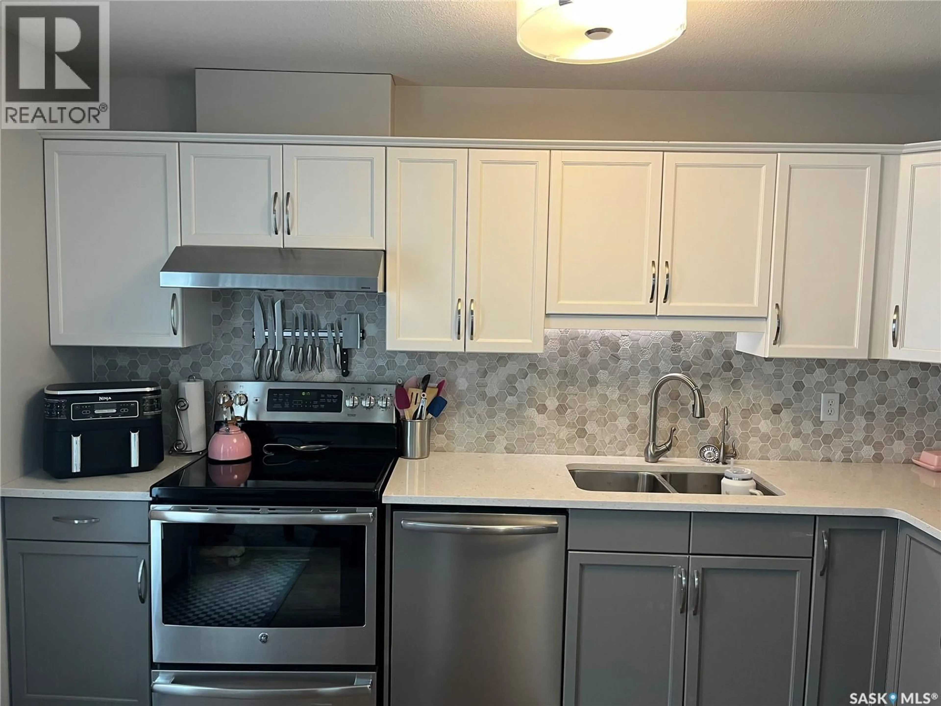 Standard kitchen, unknown for 2918 CRANBOURN CRESCENT, Regina Saskatchewan S4V3E4