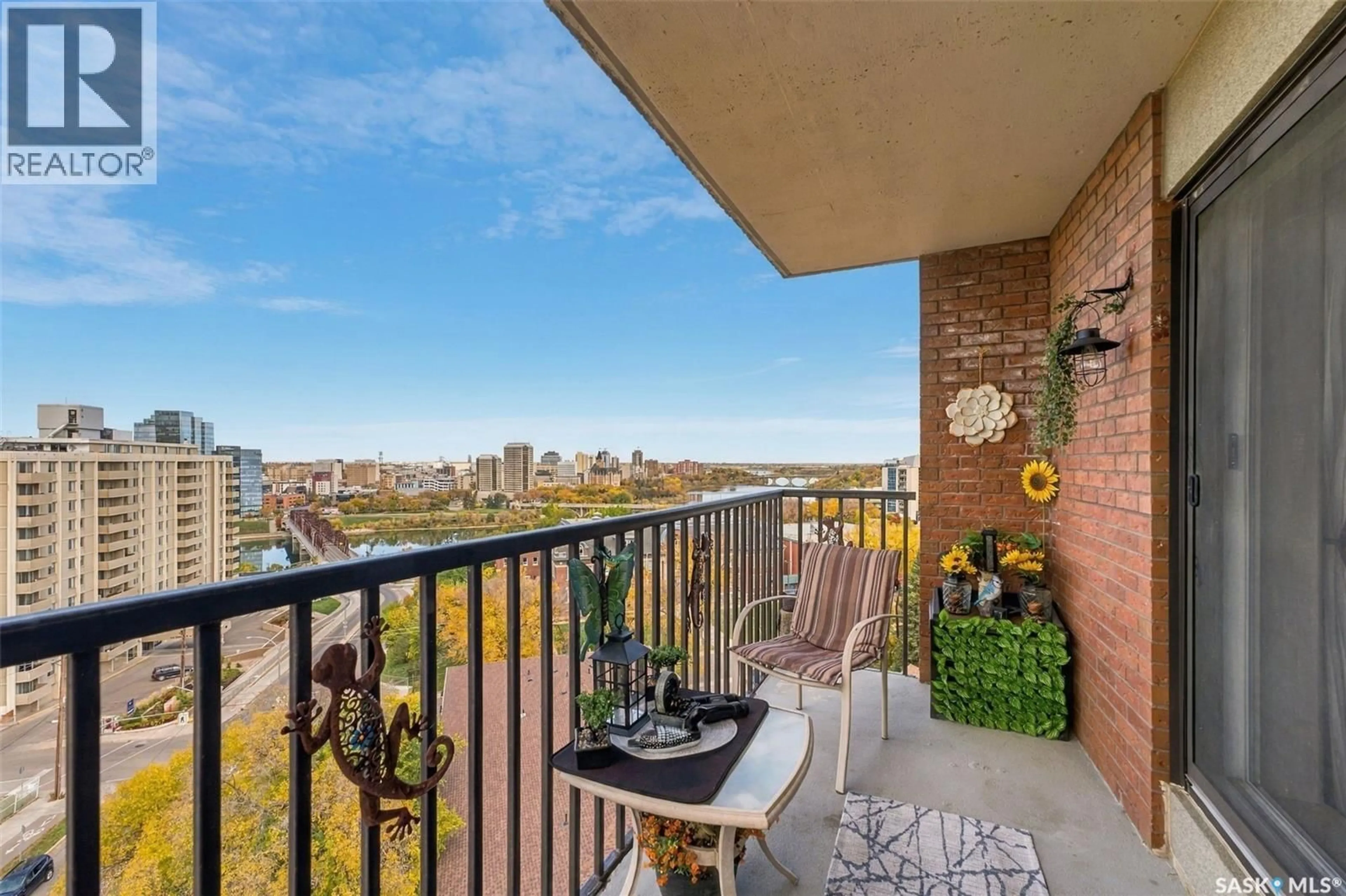 Balcony in the apartment, water/lake/river/ocean view for 717 - 1005 VICTORIA AVENUE, Saskatoon Saskatchewan S7N2T5