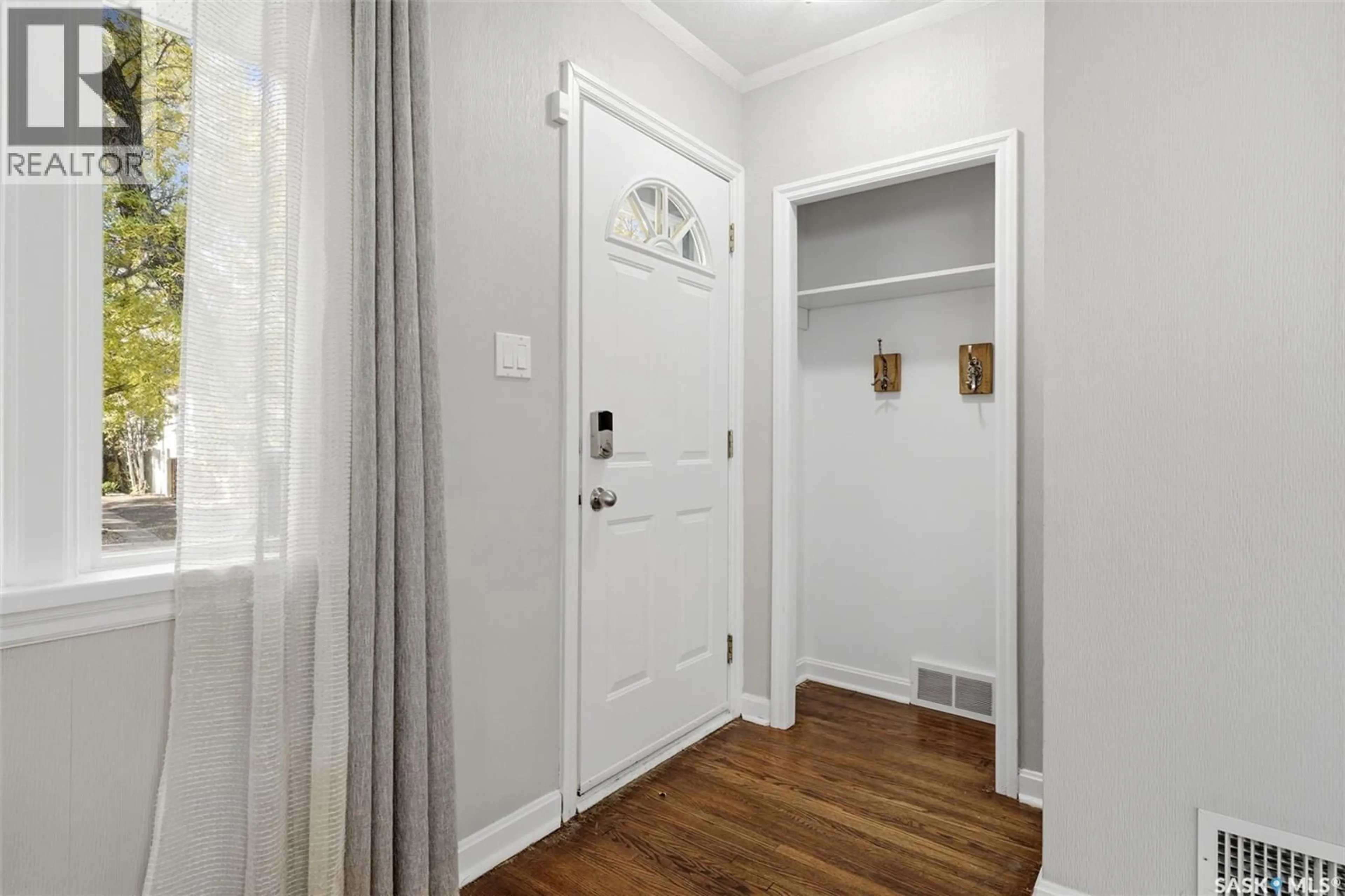 Indoor entryway for 2751 MACKAY STREET, Regina Saskatchewan S4N2T8