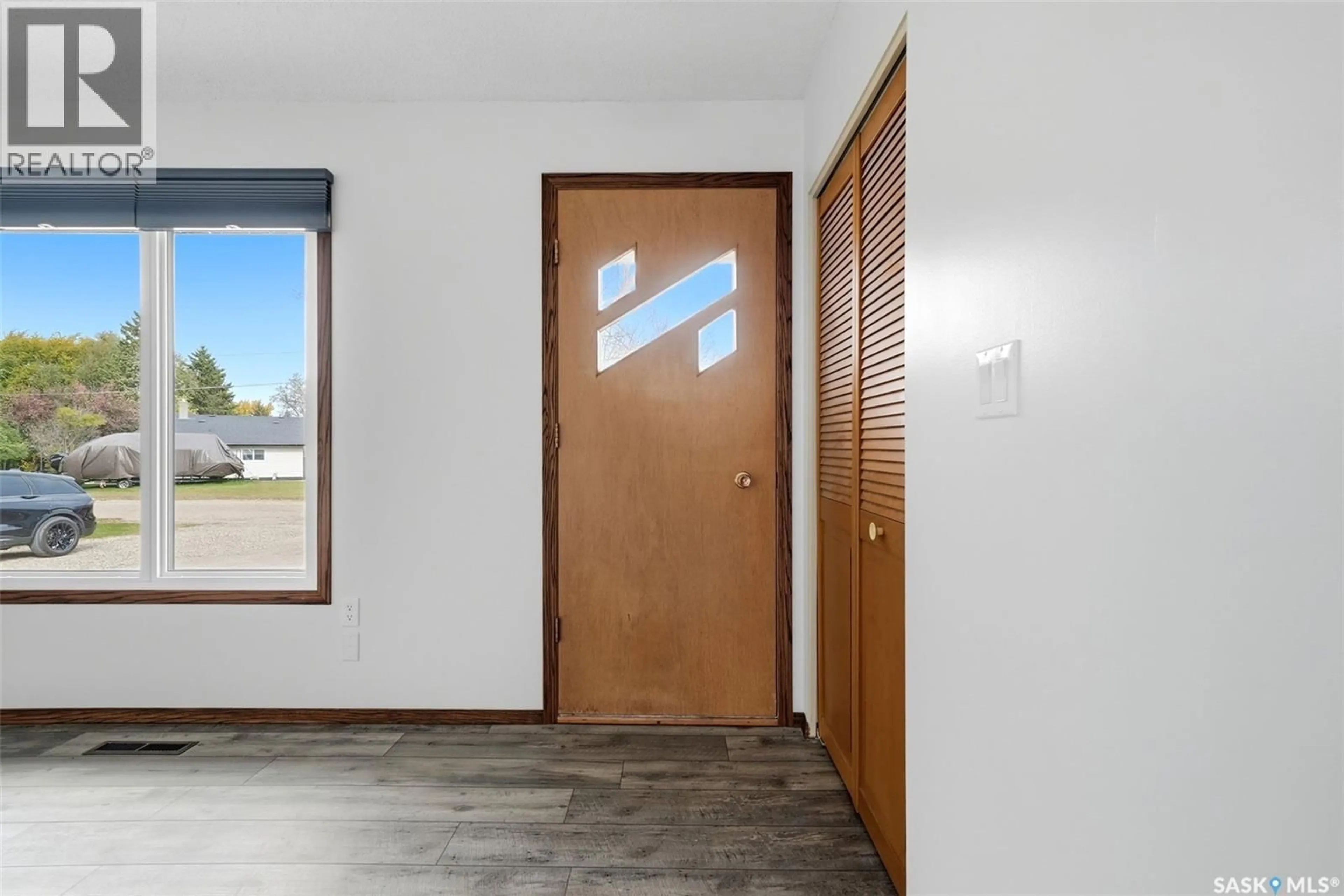 Indoor entryway for 305 1ST AVENUE, Ituna Saskatchewan S0A1N0
