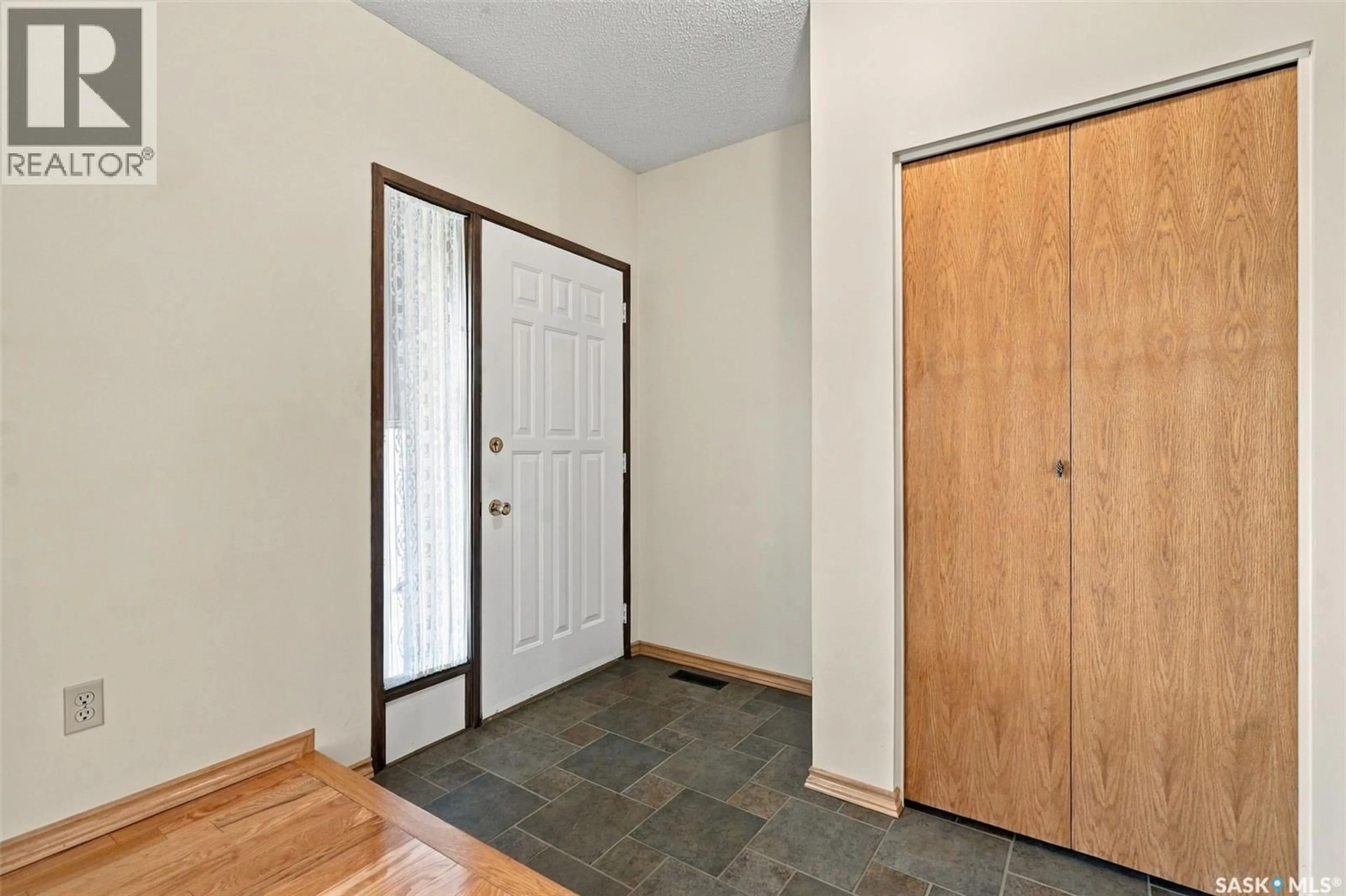 Indoor entryway for 522 DELARONDE ROAD, Saskatoon Saskatchewan S7J4A8