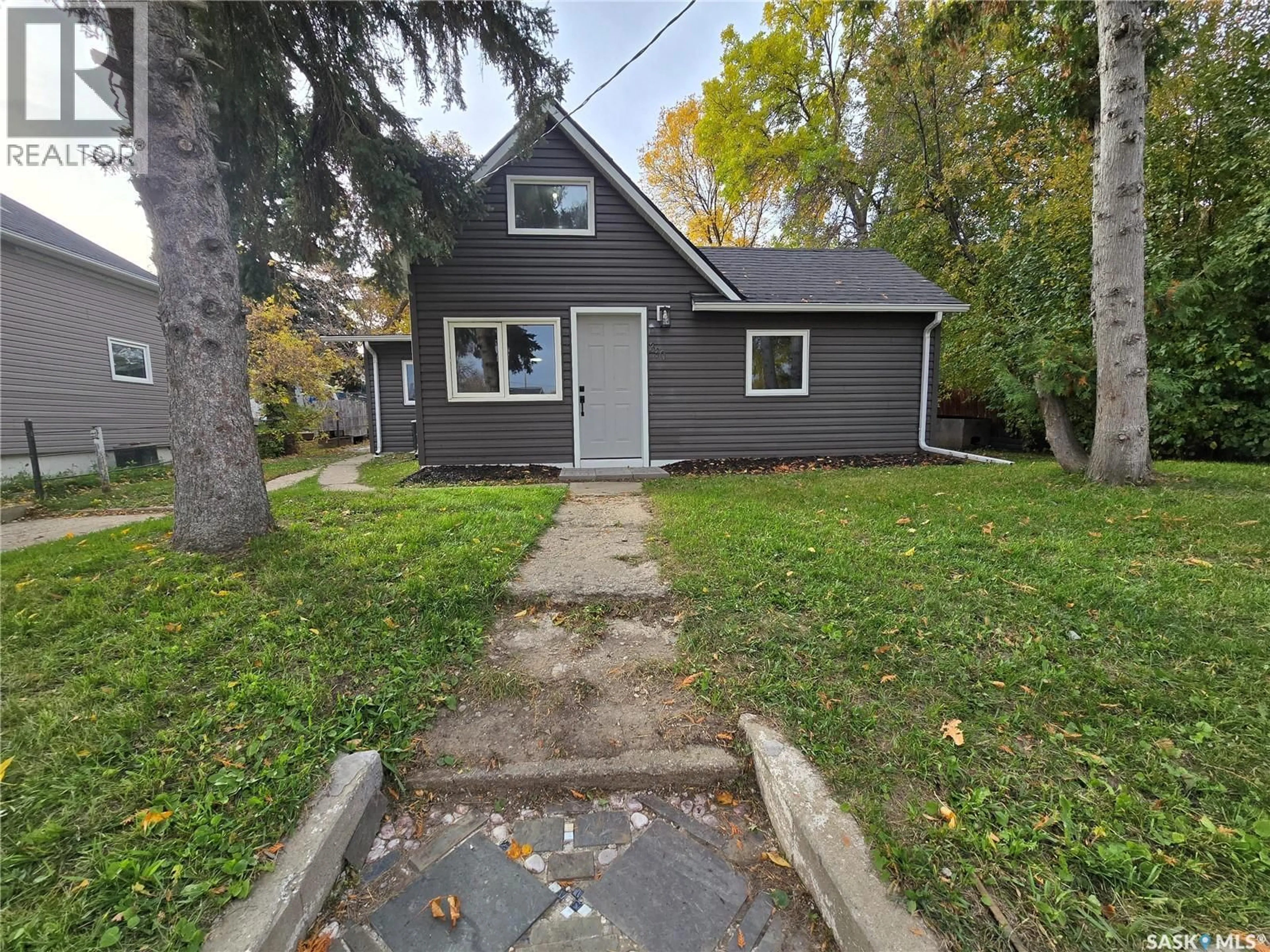 Unknown for 330 3RD AVENUE, Weyburn Saskatchewan S4H1X4