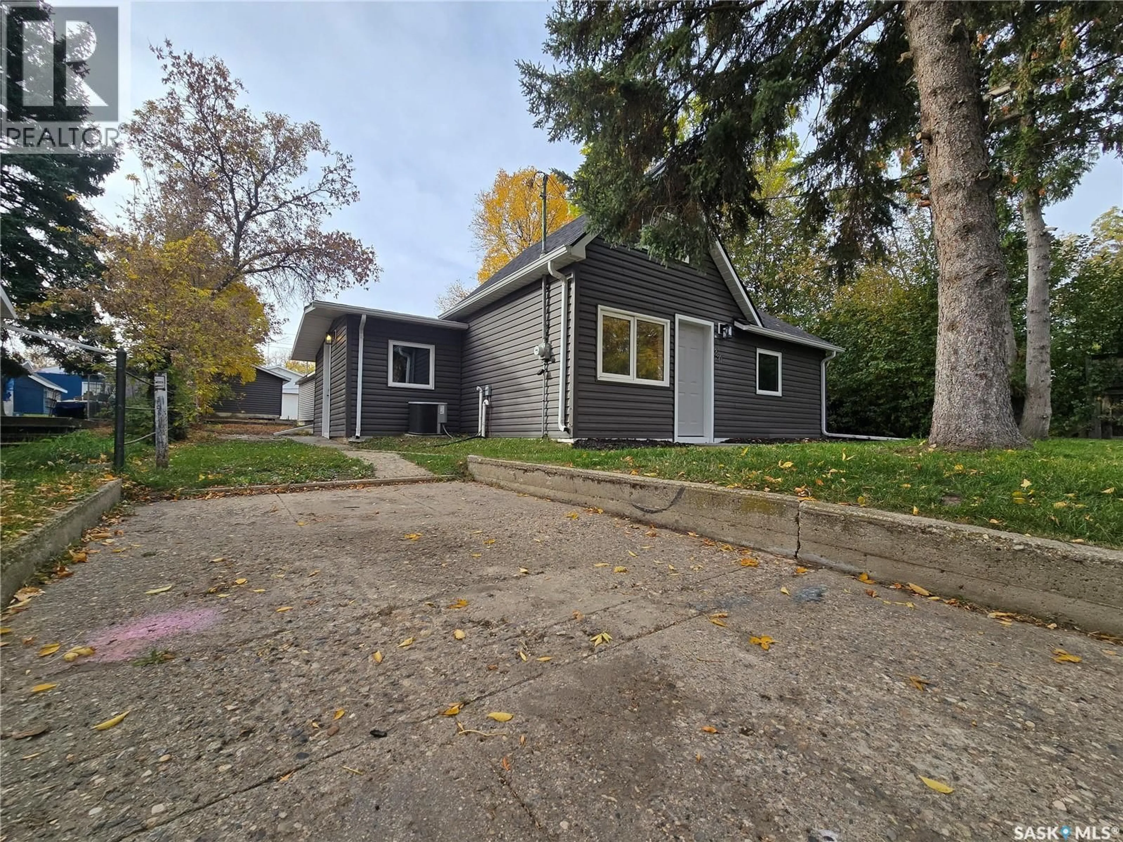 Unknown for 330 3RD AVENUE, Weyburn Saskatchewan S4H1X4